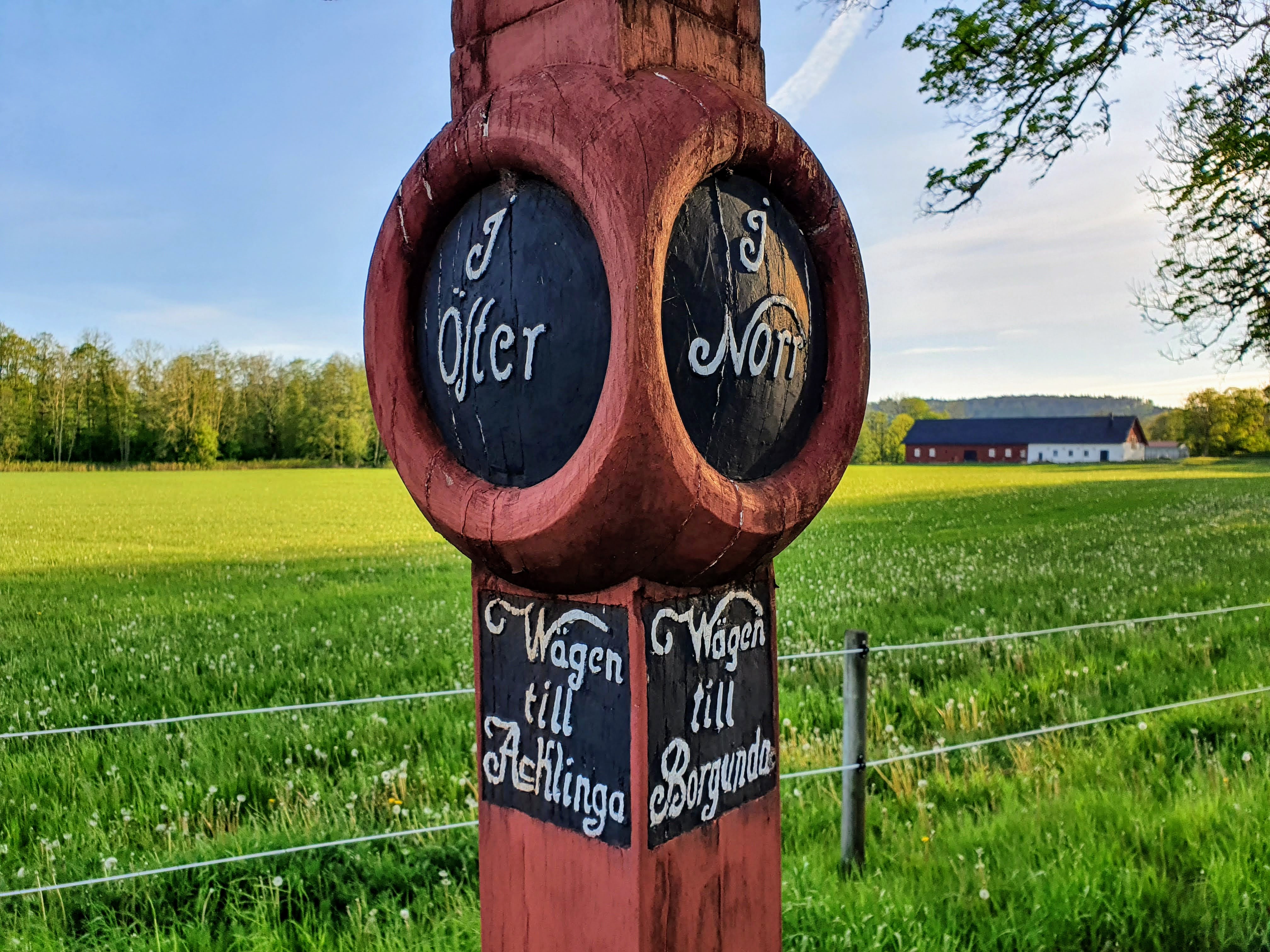 Granne Påle en gammal vägvisare i trä