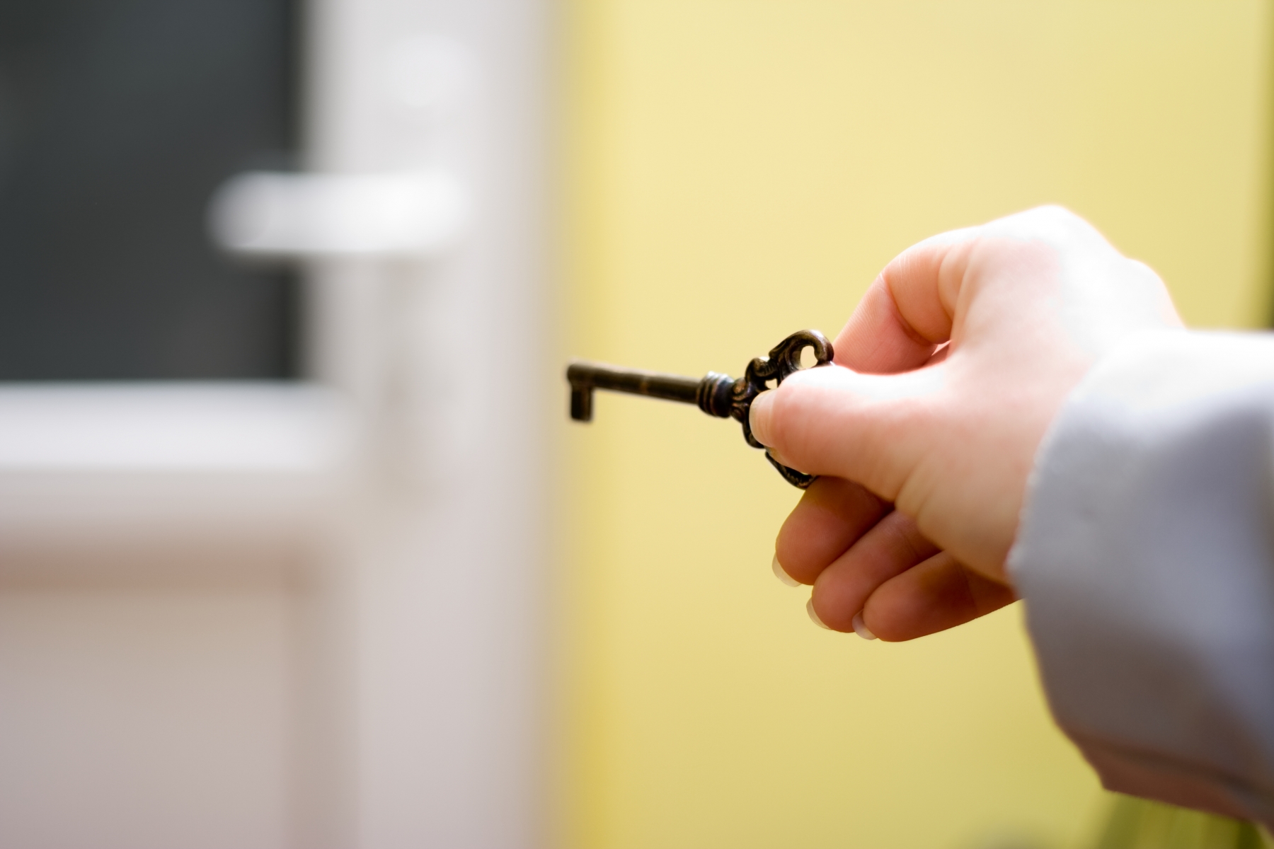 En hand som håller en nyckel.