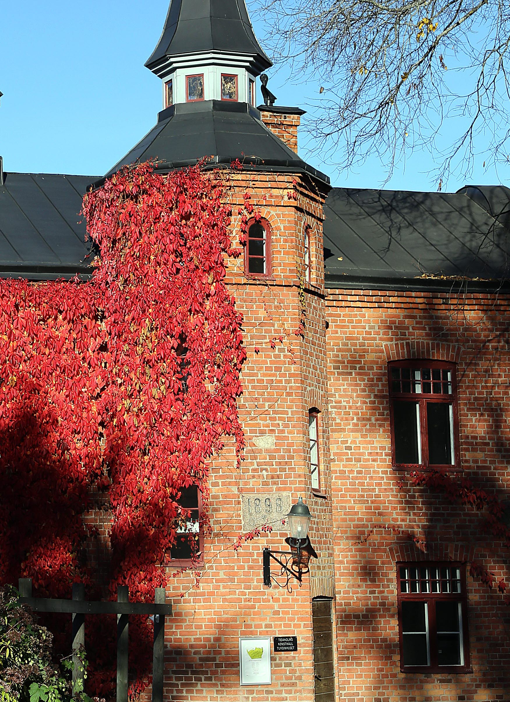 Konsthallen i höstmotiv.