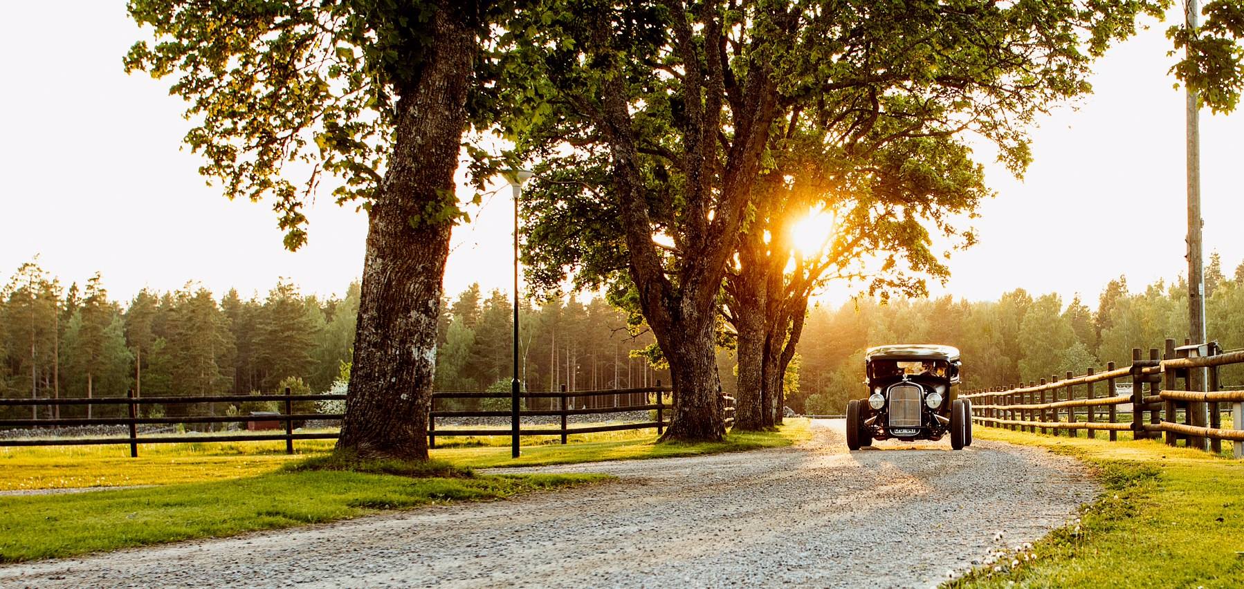 veteranbil i solnedgång