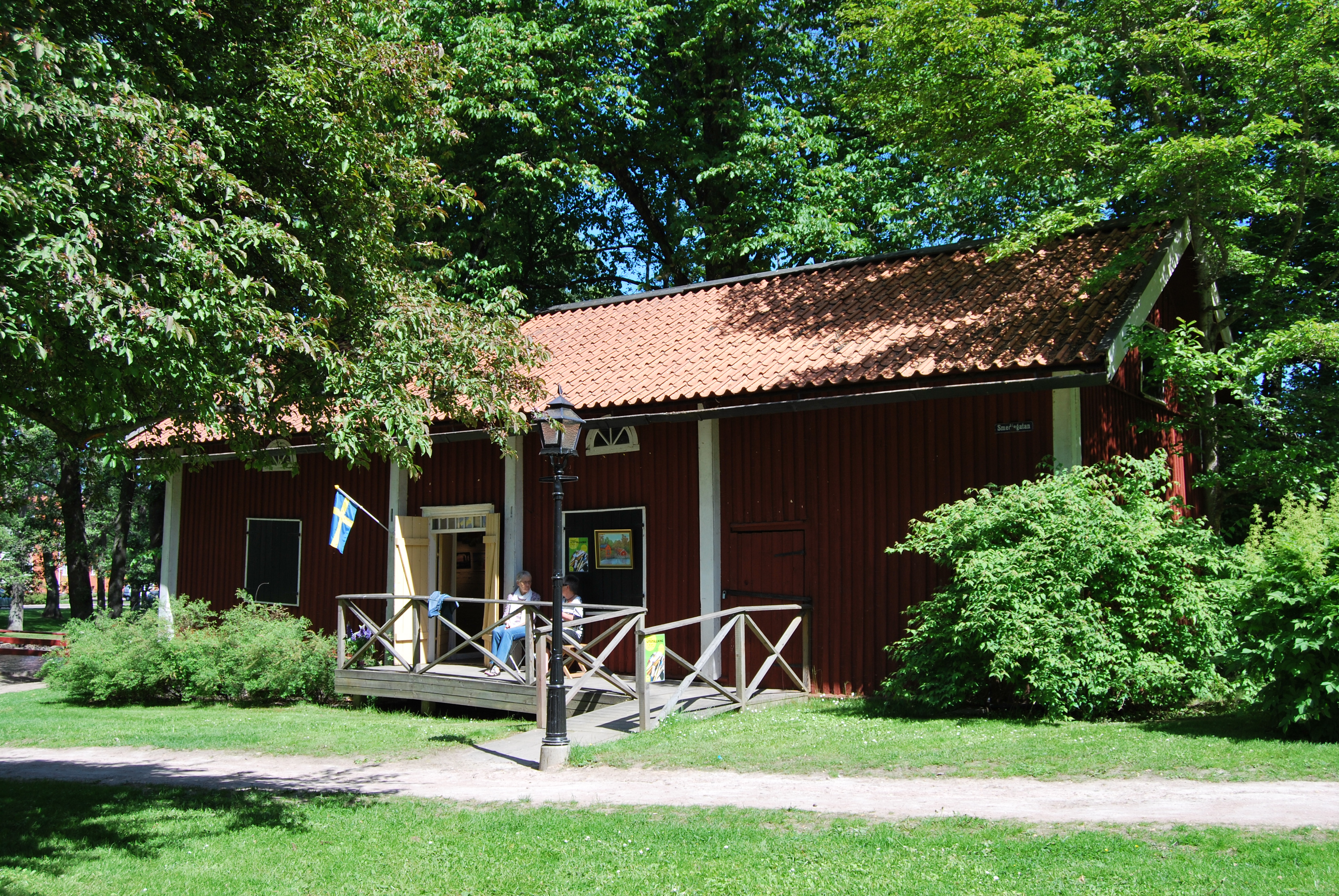 Cultural magazine at Turbinhusön in Tidaholm. A red small wooden cottage with white knots.