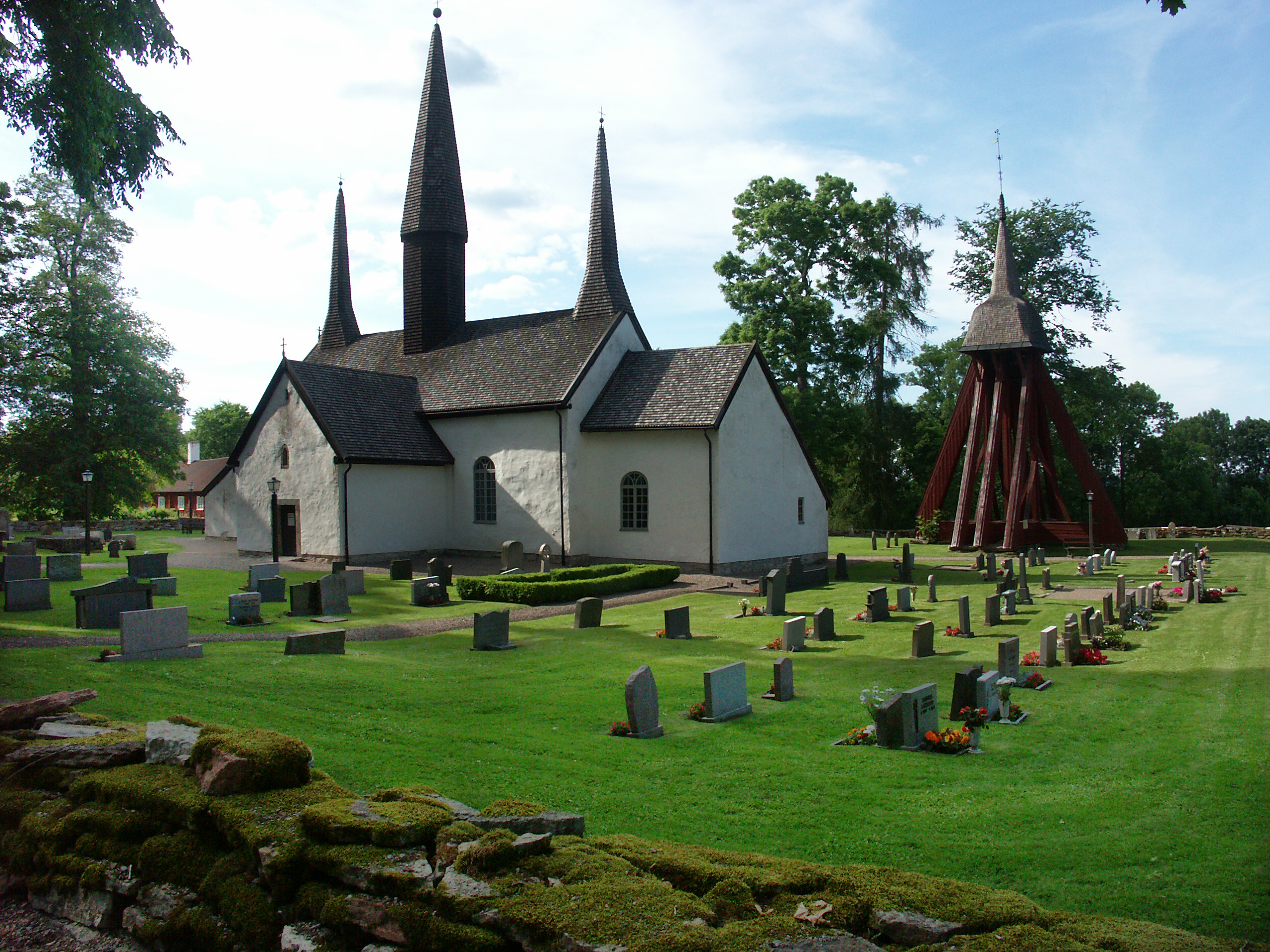 Vy över Kungslena kyrka som ligger utanför Tidaholm.