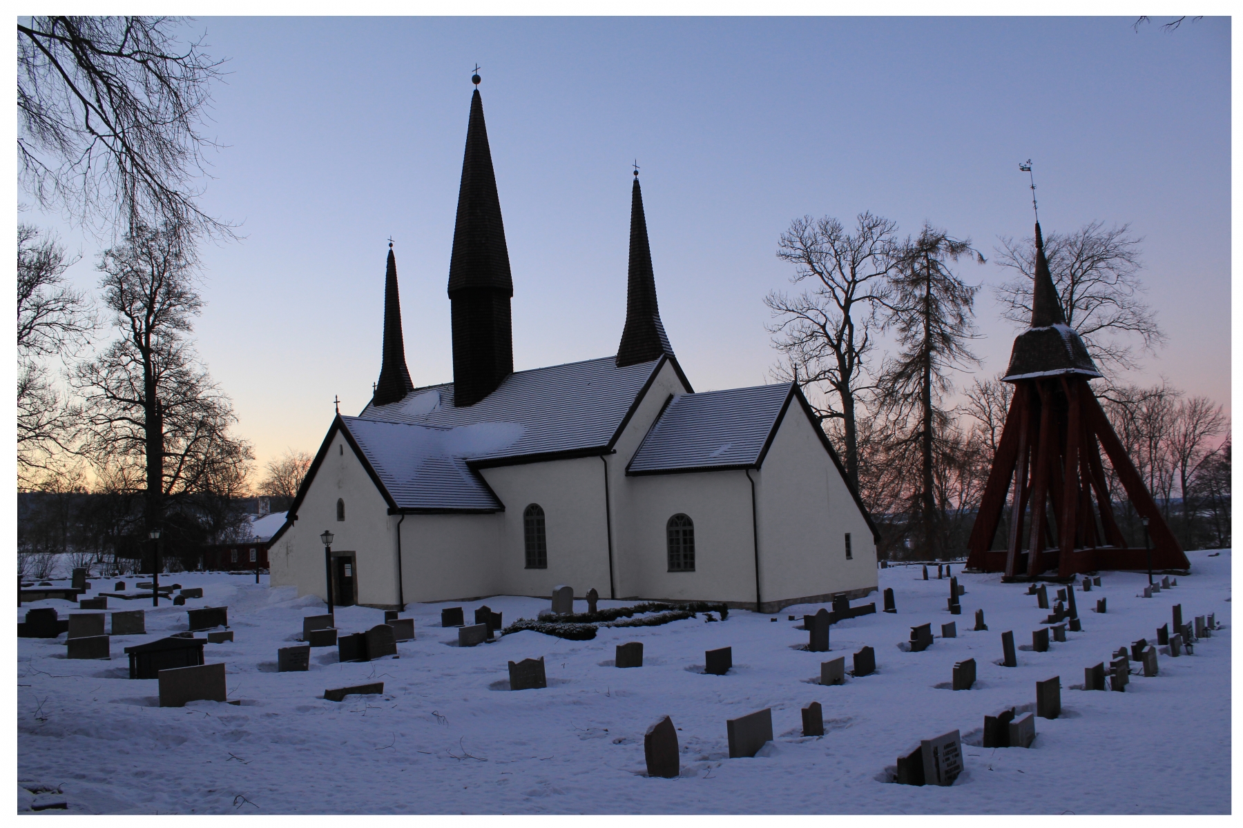 Kungslena kyrka i vinterskrud.
