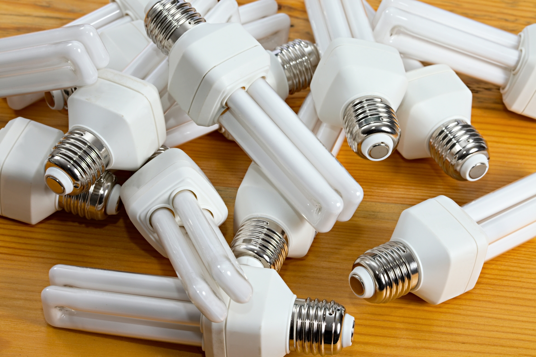 Flera lågenergilampor på ett bord.