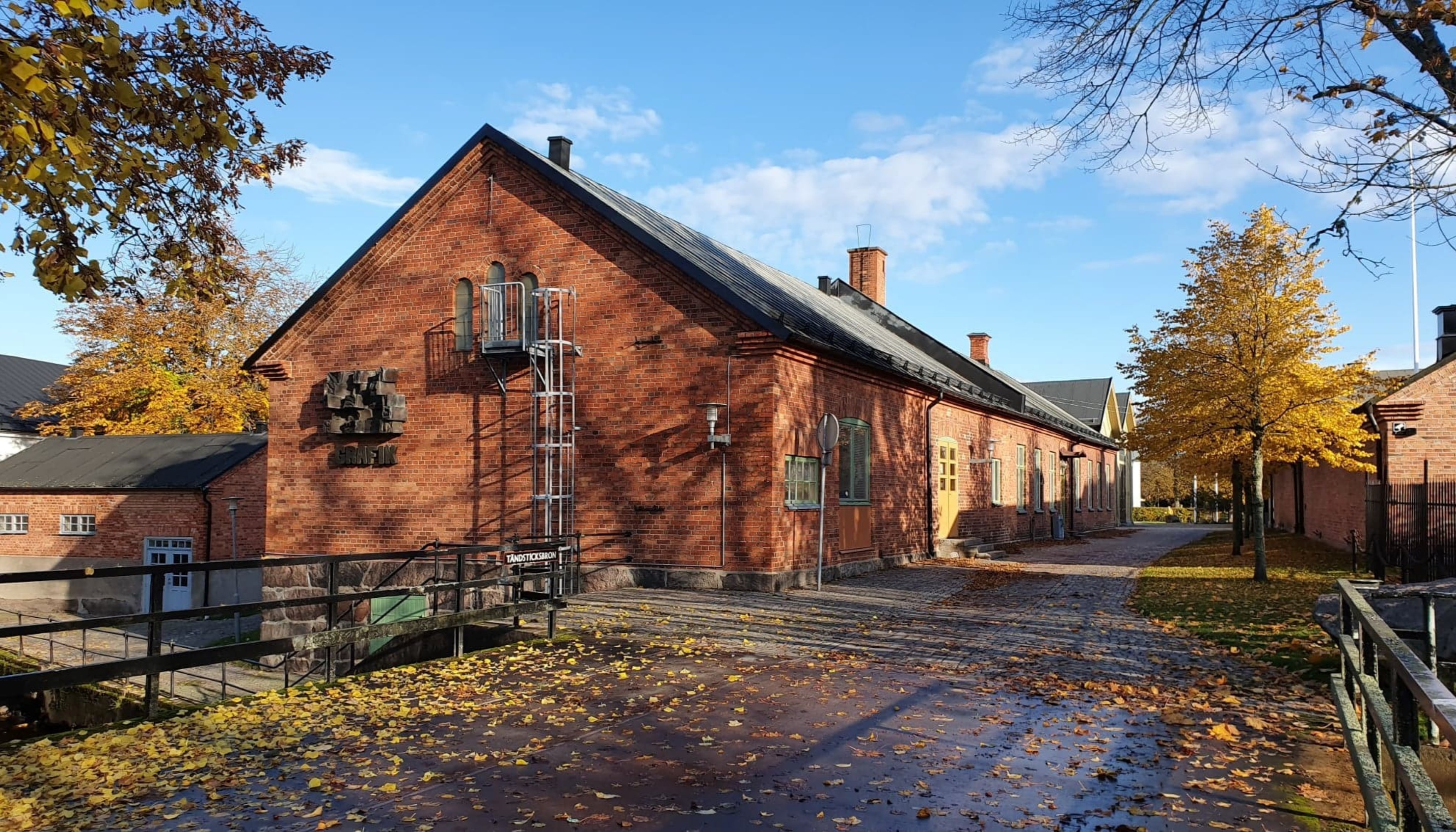 Vy över konstlitografiska i höstskrud i Tidaholm.