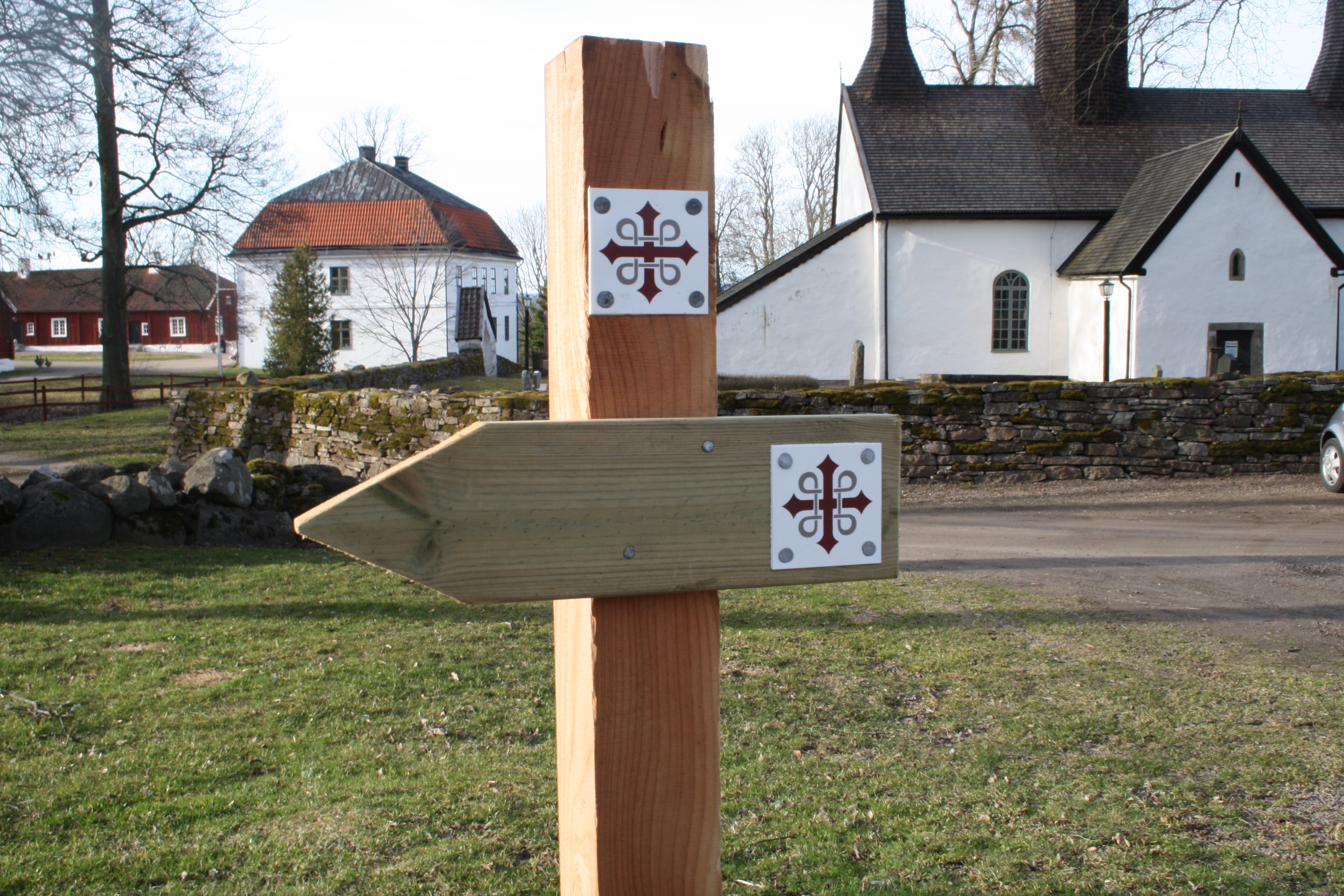 Träskylt över pilgrimsled.