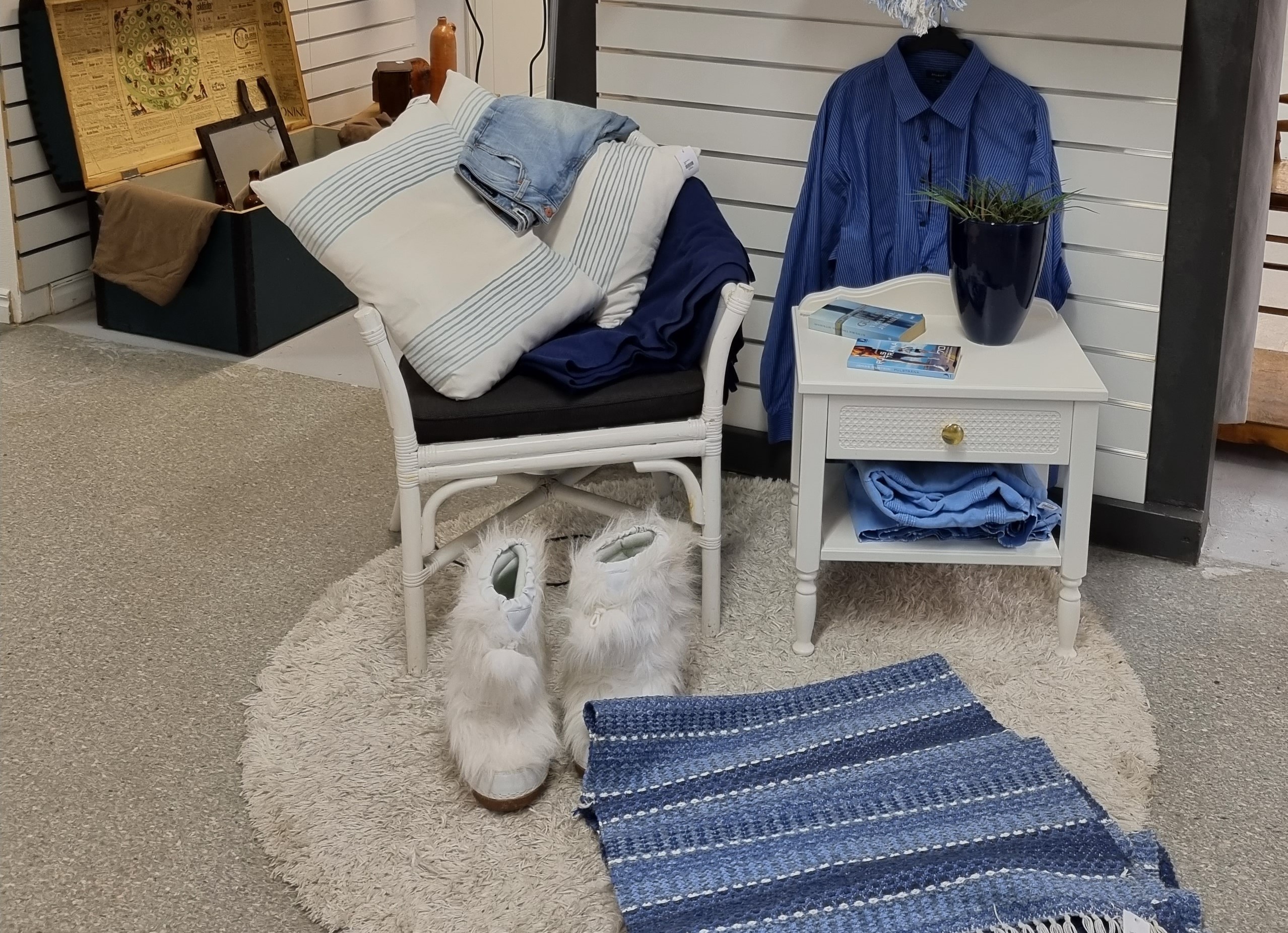 Vy inifrån en second hand butik i Tidaholm.