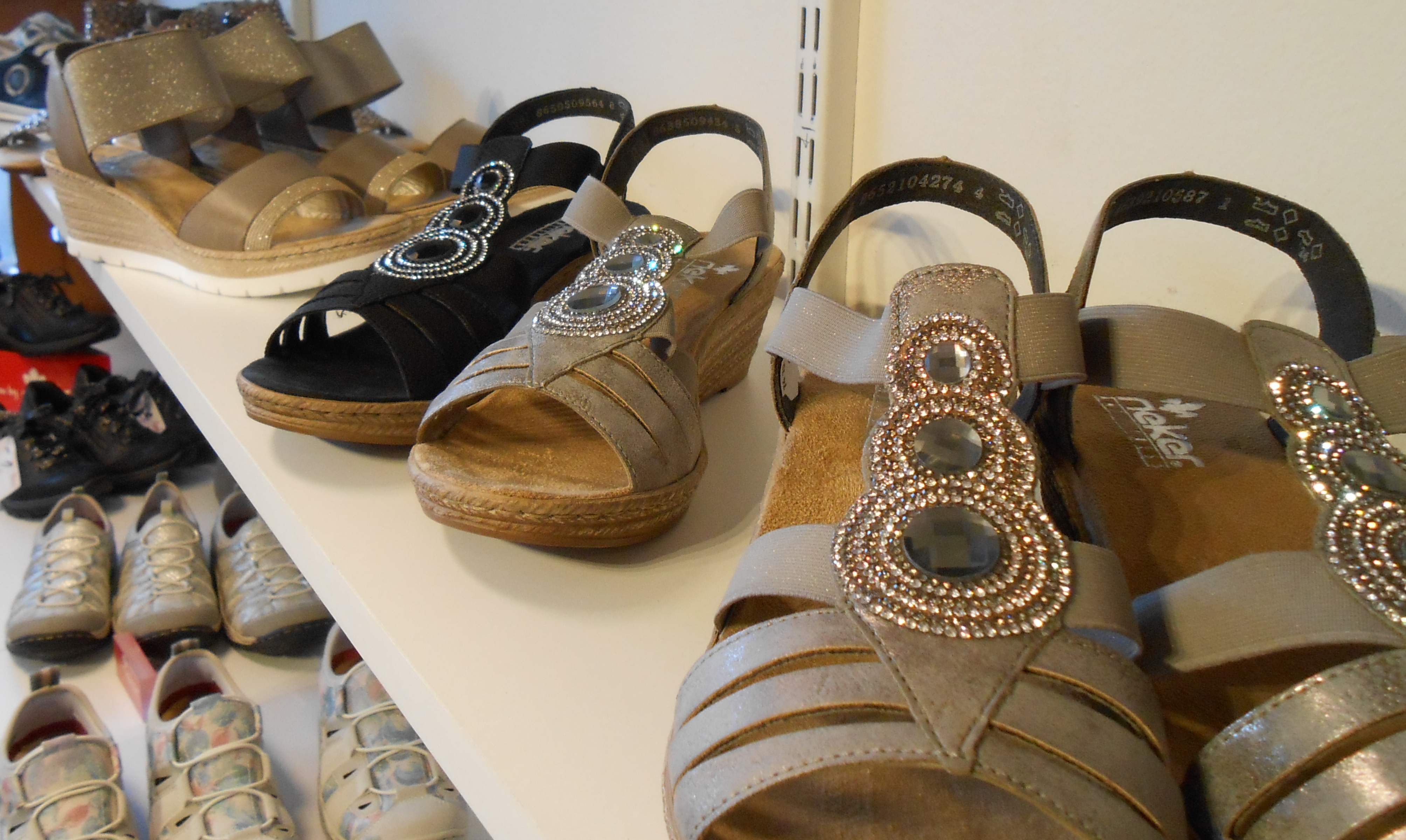 Flera skor på en butikshylla.