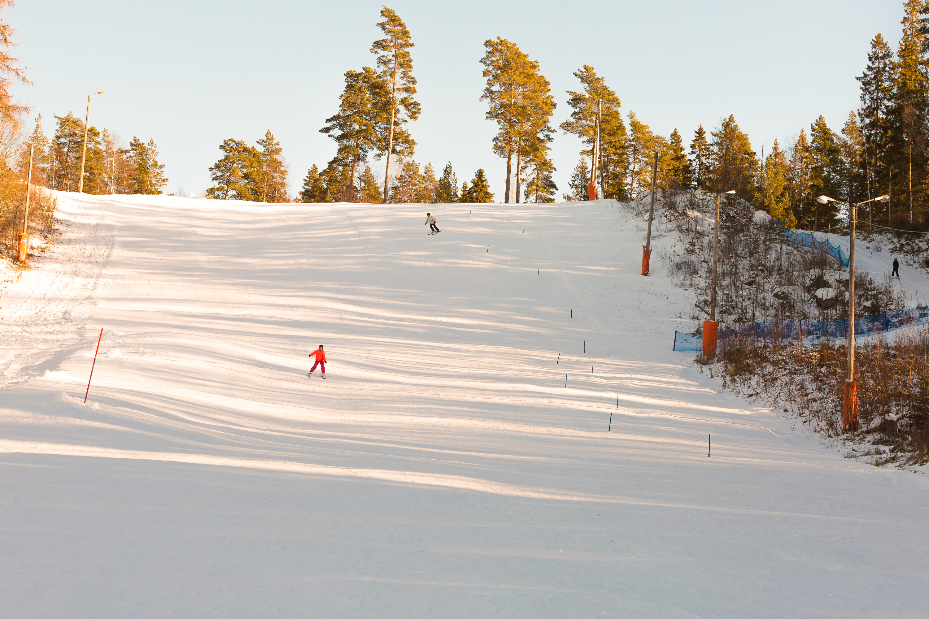 2 personer åker utförsåkning i Tidaholms slalombacke