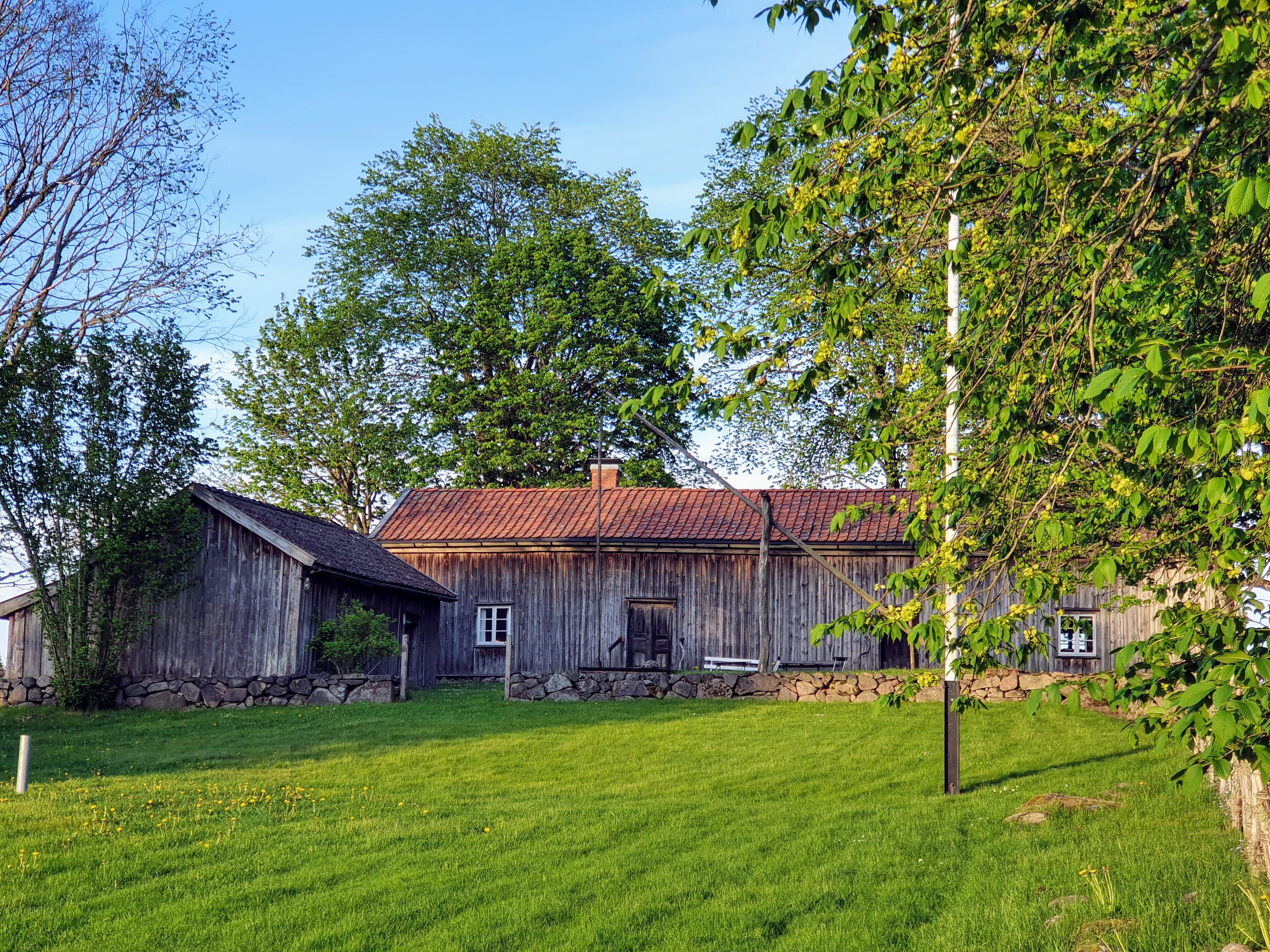 Vy över Storegården, en gammalt trähus i Suntak.