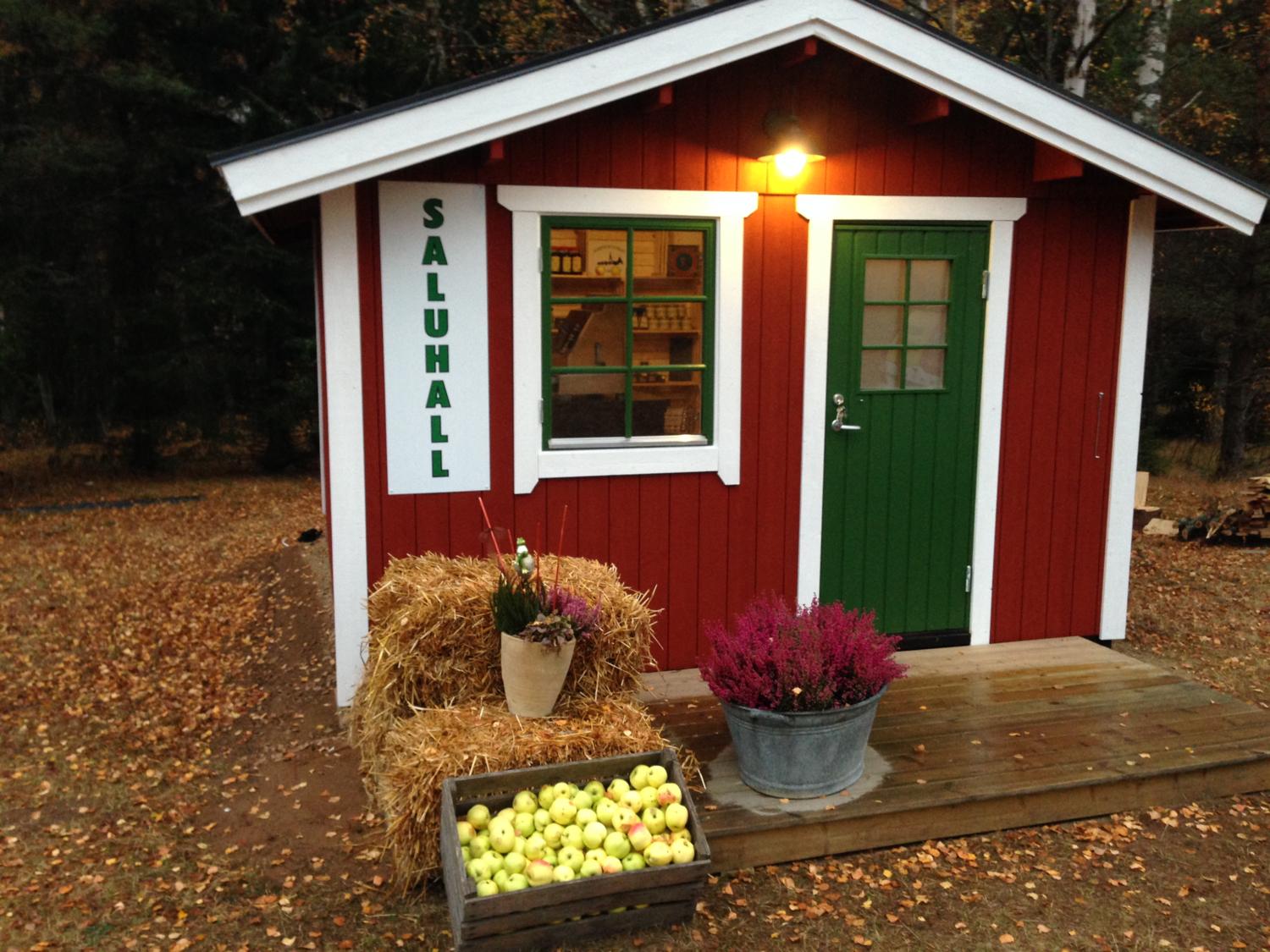 Sveriges minsta saluhall entré utanför Tidaholm en höstdag.