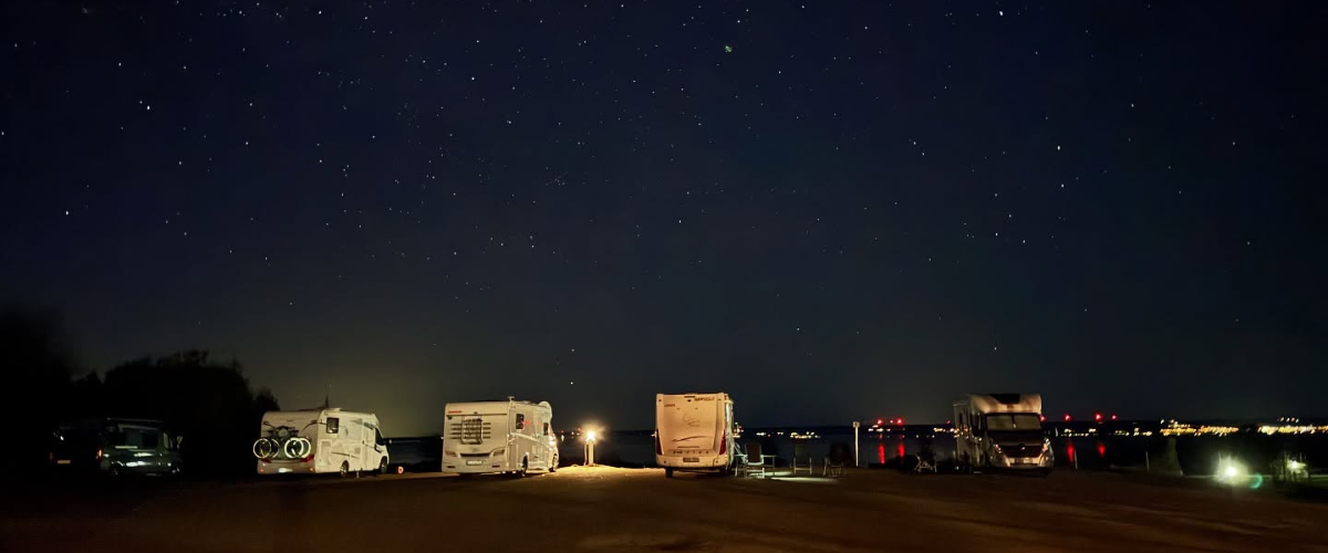 Nattbild från The View Sweden med en stjärnhimmel och husbilar