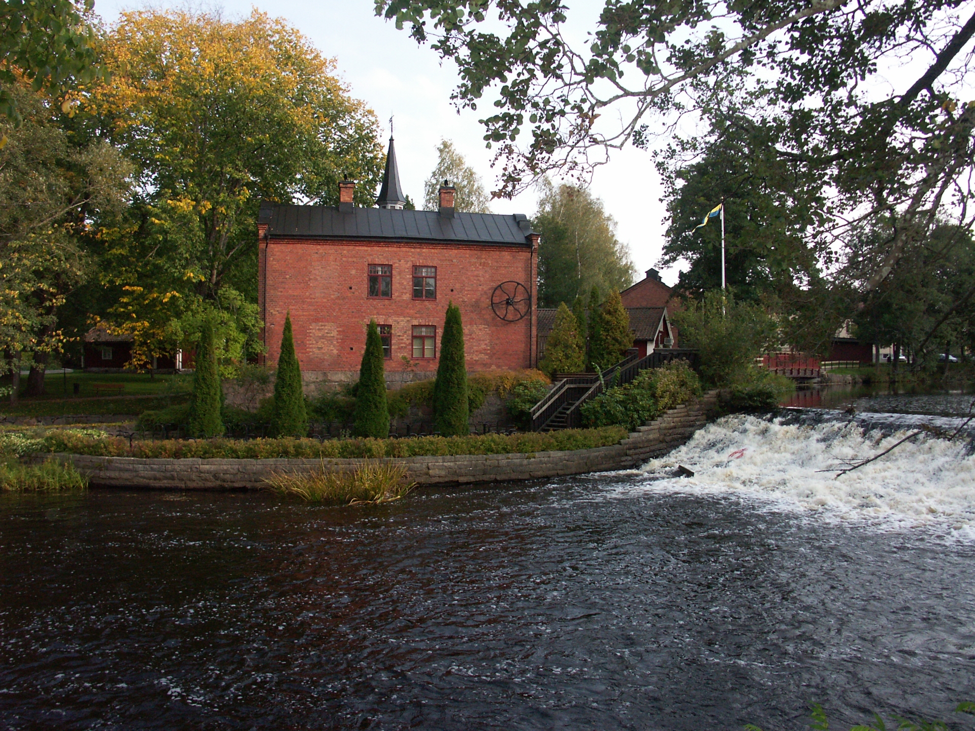 Vy över Tidaholms konsthall med ån Tidan framför.