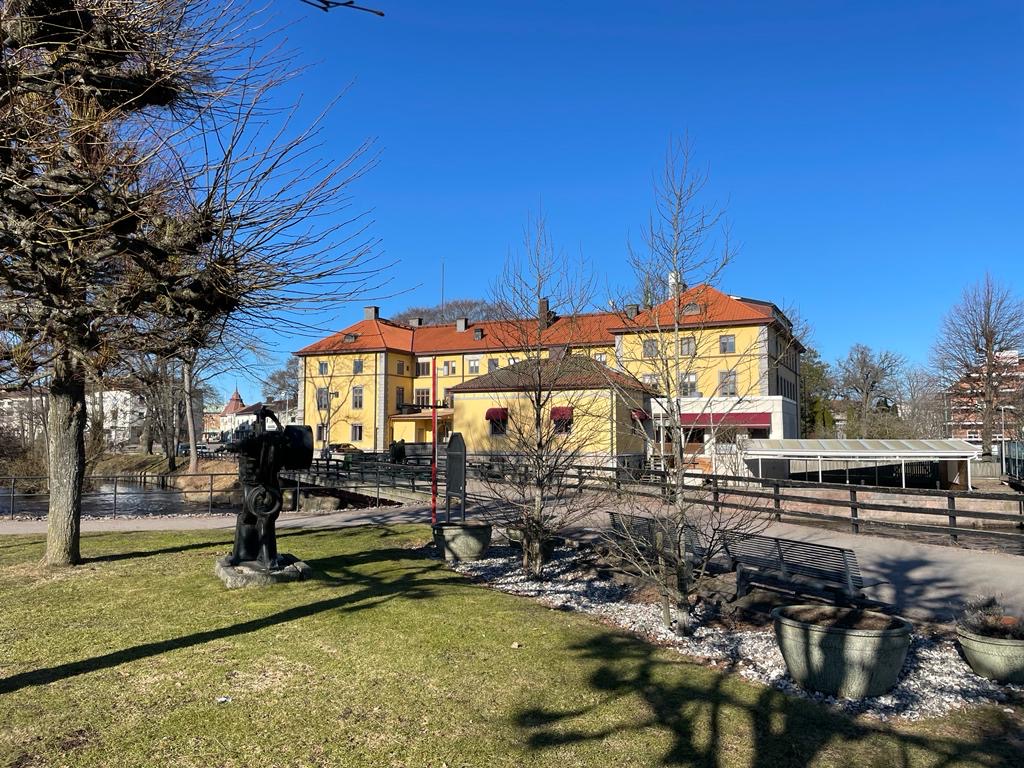 Vy över baksidan på Tidaholms stadshotell.