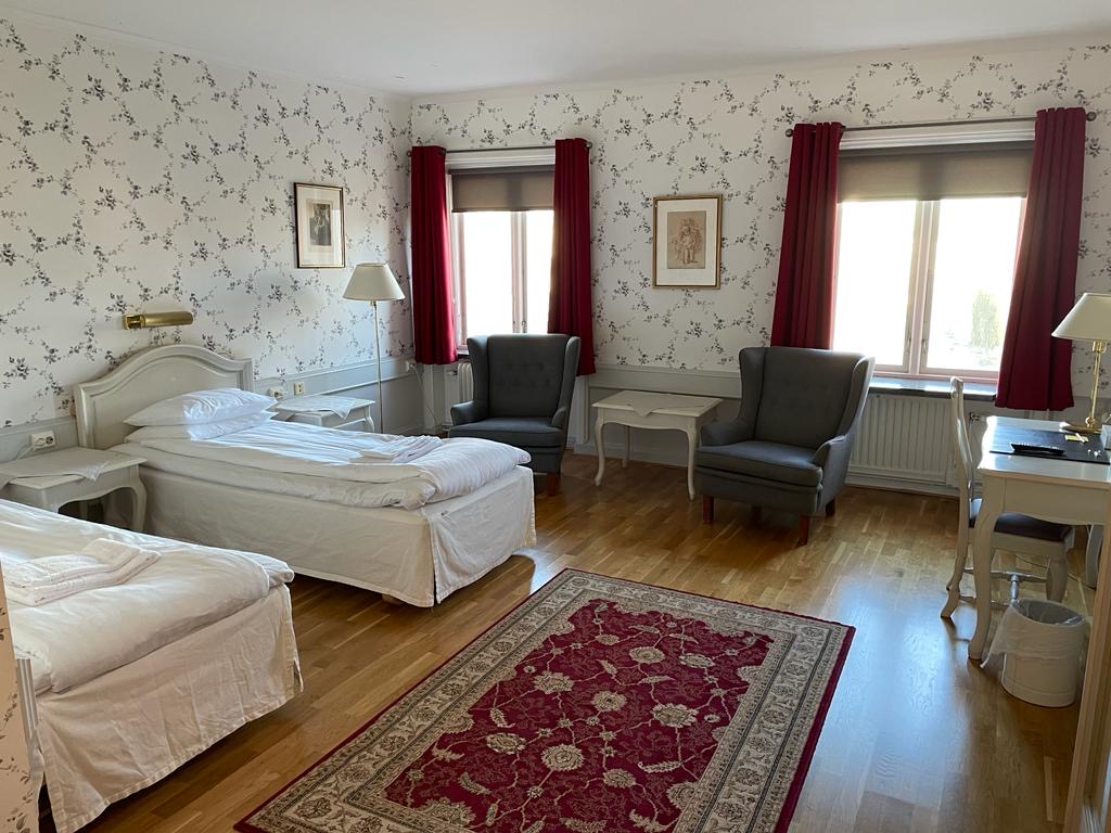 Vy över ett sovrum på Tidaholms stadshotell.