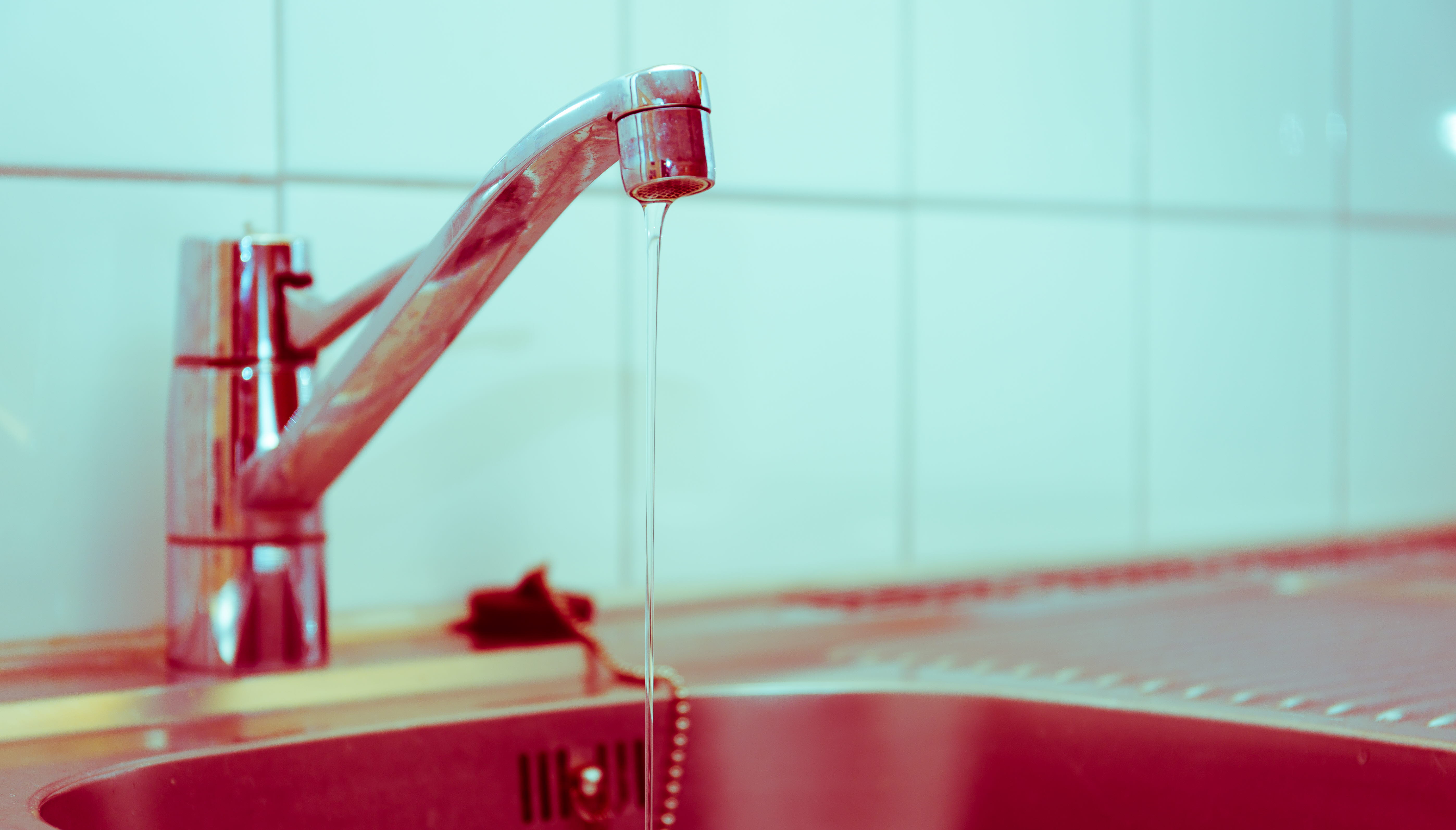 Vattenkran till en diskho.