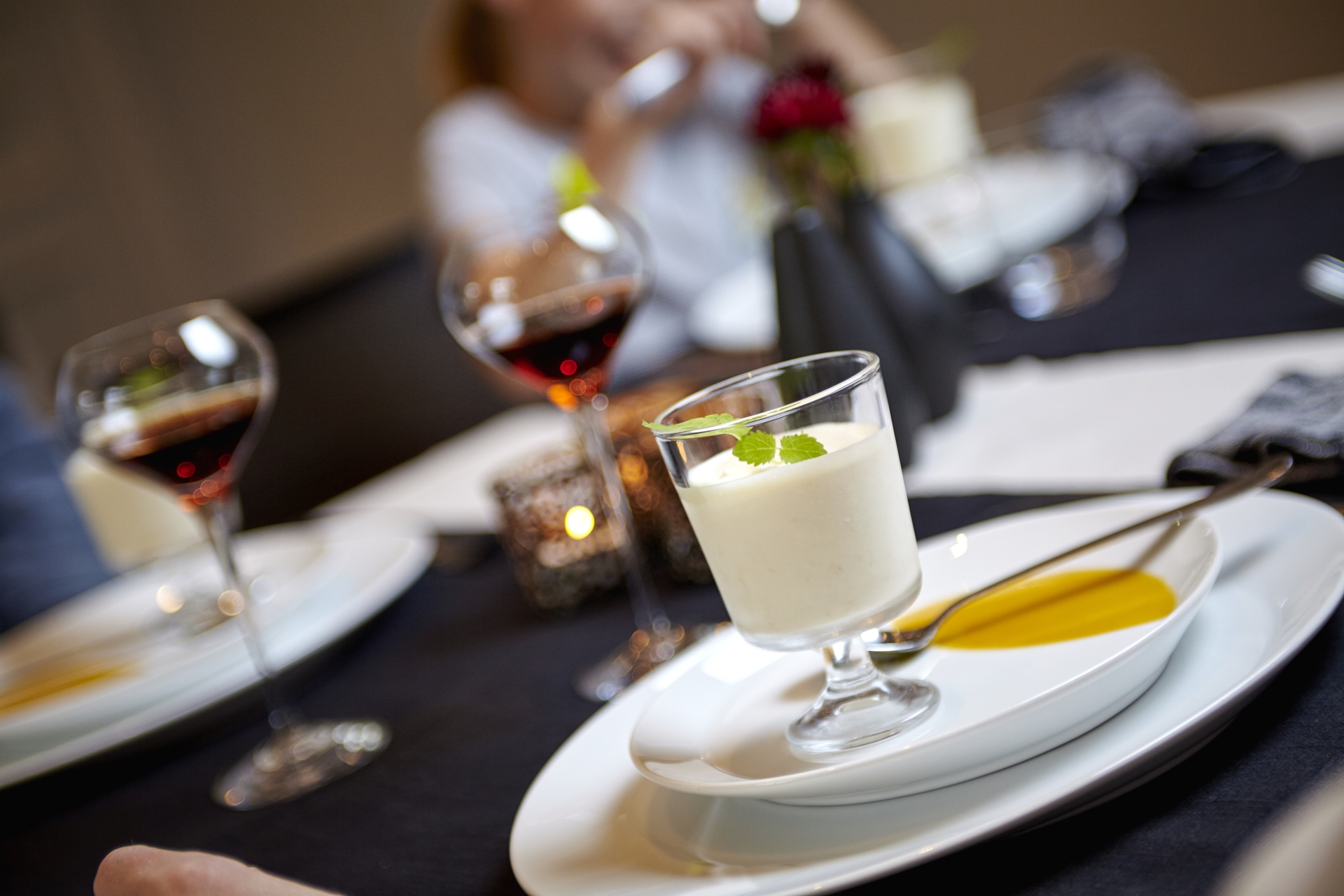 Ett uppdukat bord med tallrikar och glas.