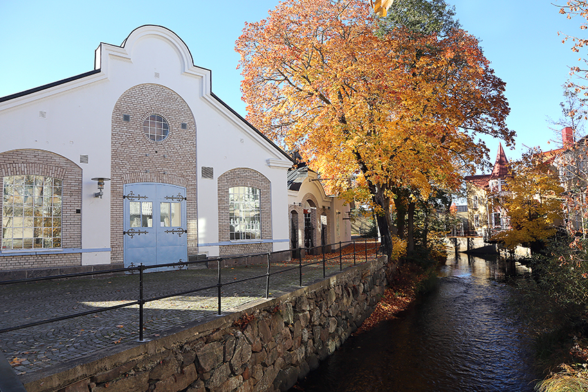 Gaveln på Tidaholms Museum till vänster och ån Tidan  som rinner genom centrum i höstskrud.