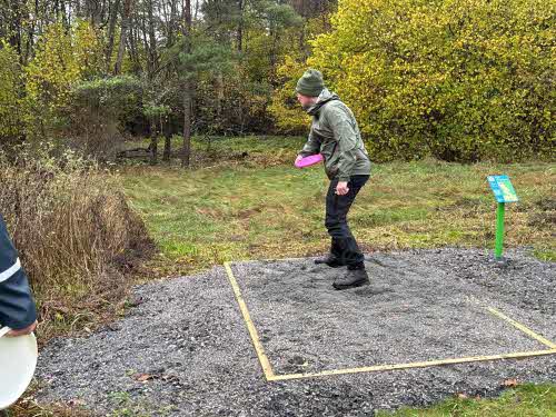 En man kastar frisbee