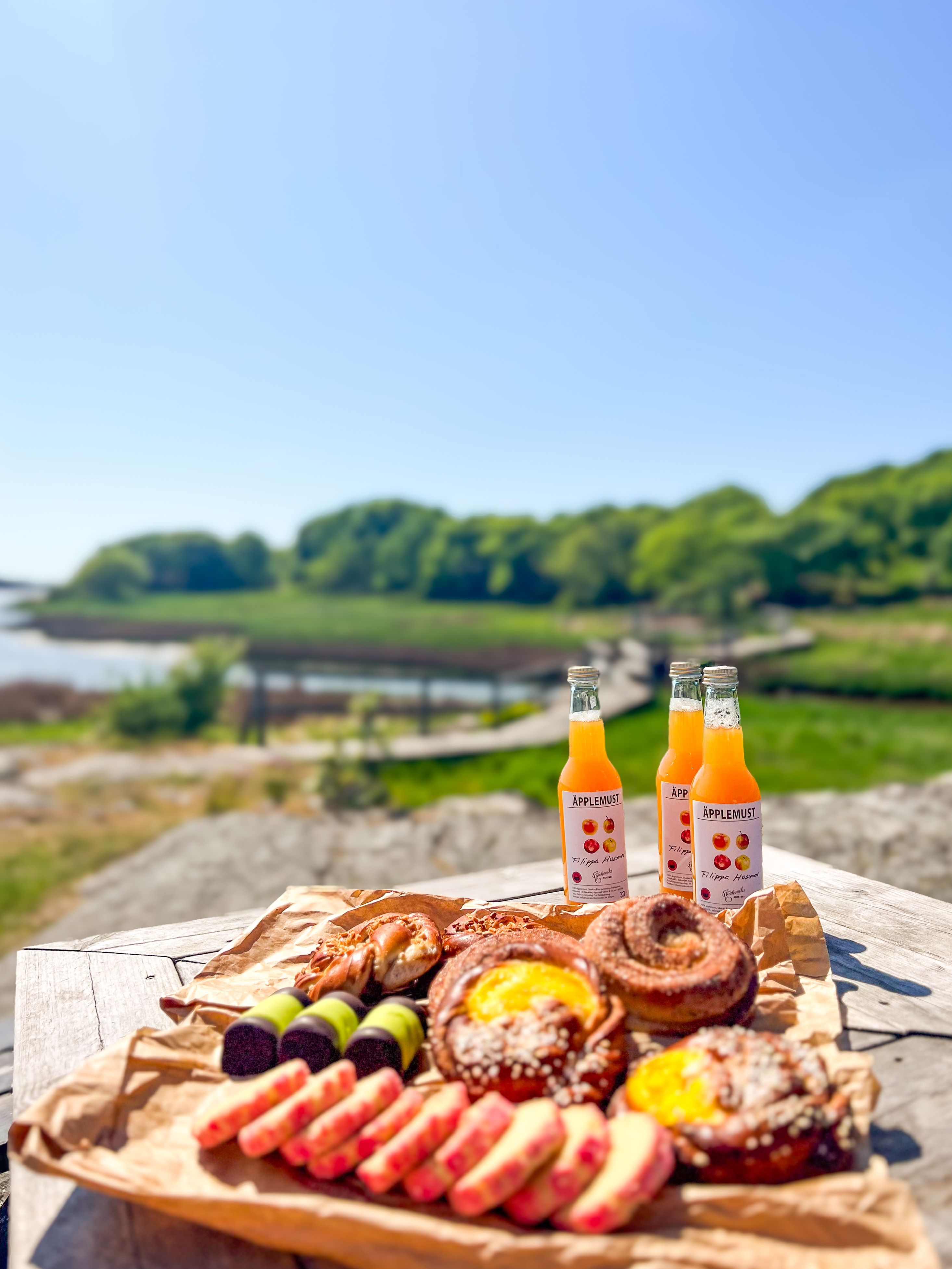 fika
Tjörn island of art
bullar
tjörn 
sommar