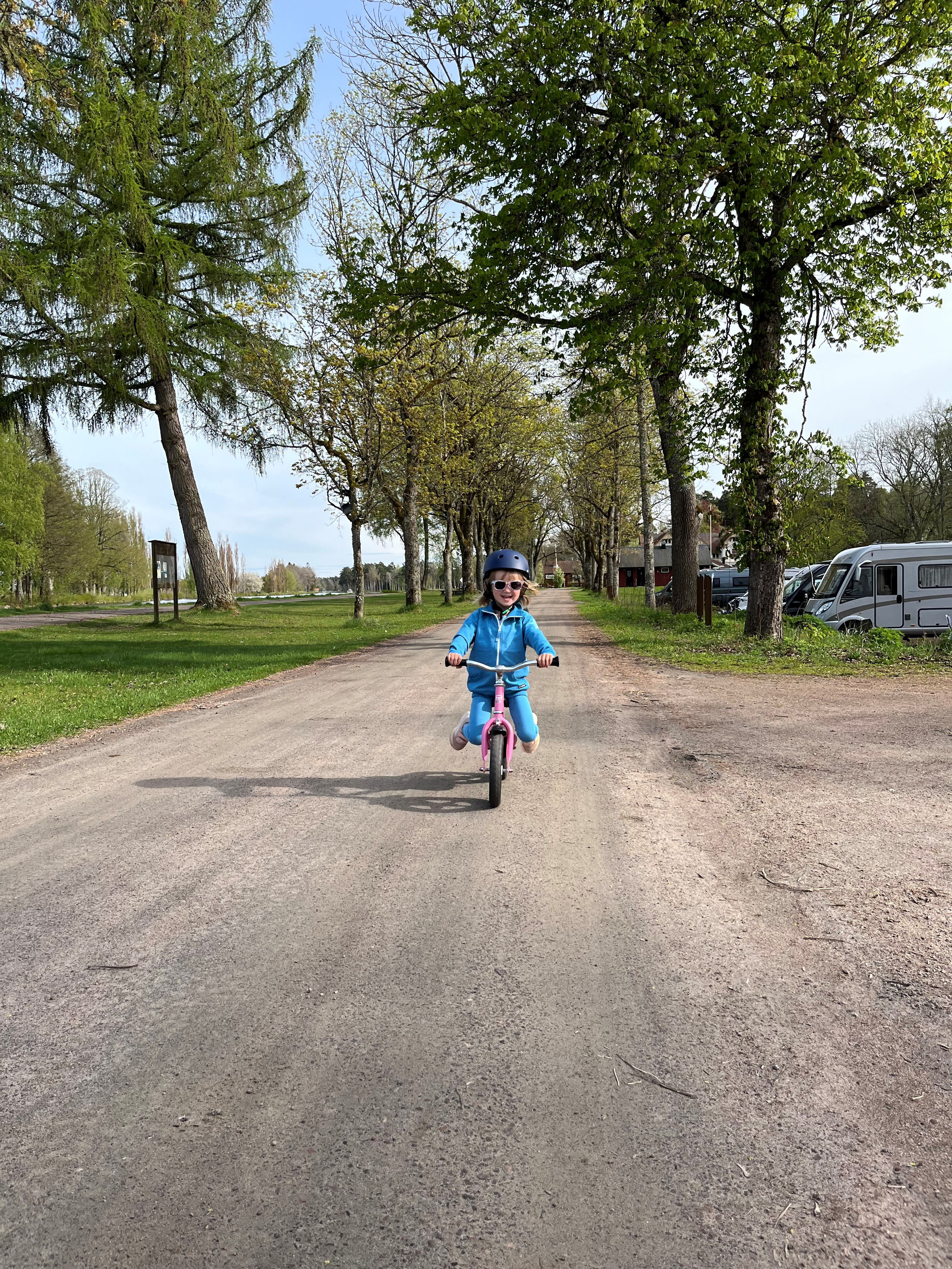 Barn på springcykel