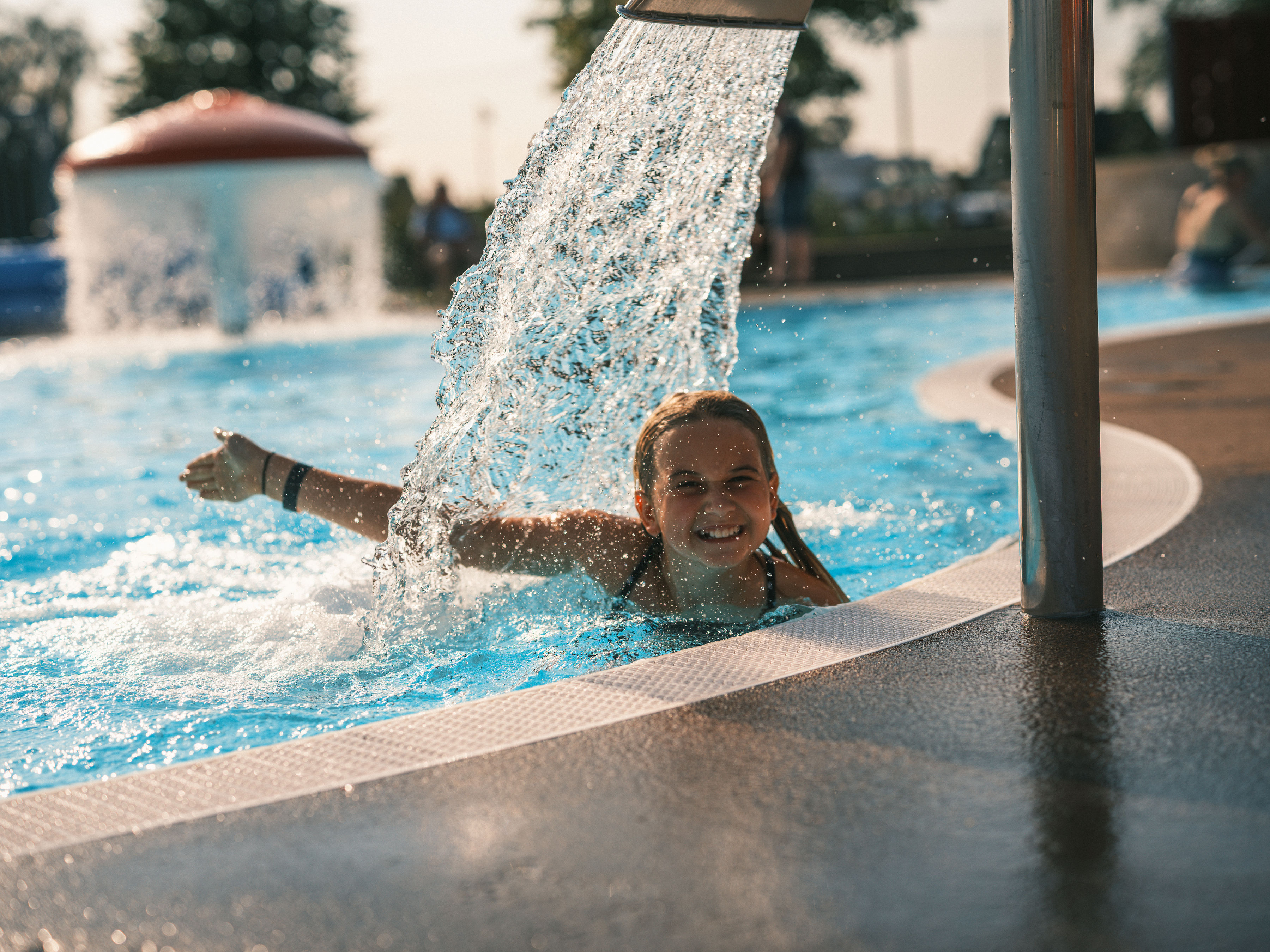 Töreboda bad och camping flicka i pool