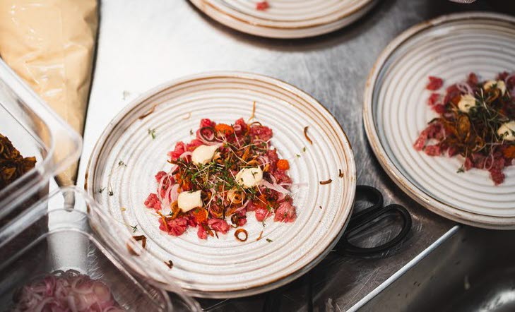 Vit tallrik med mat på