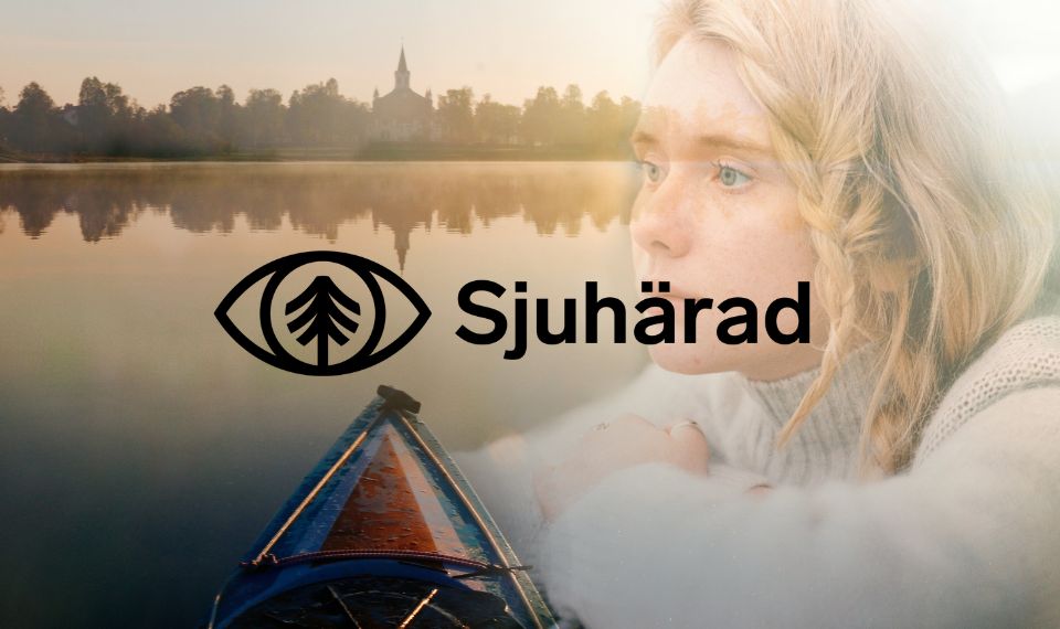 flicka som tittar mot en sjö, kanot i nederkant