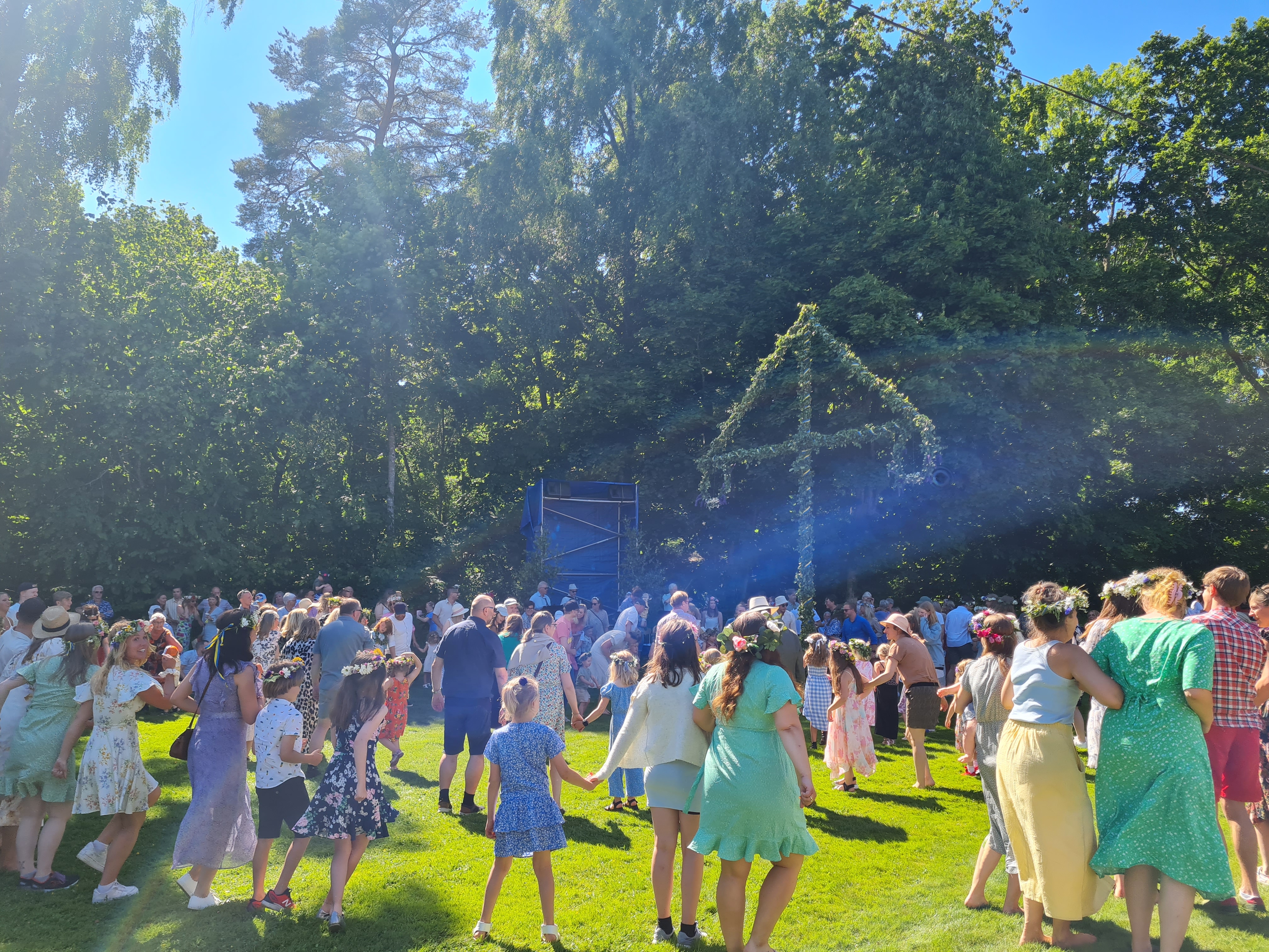 Dansar runt stången på midsommar