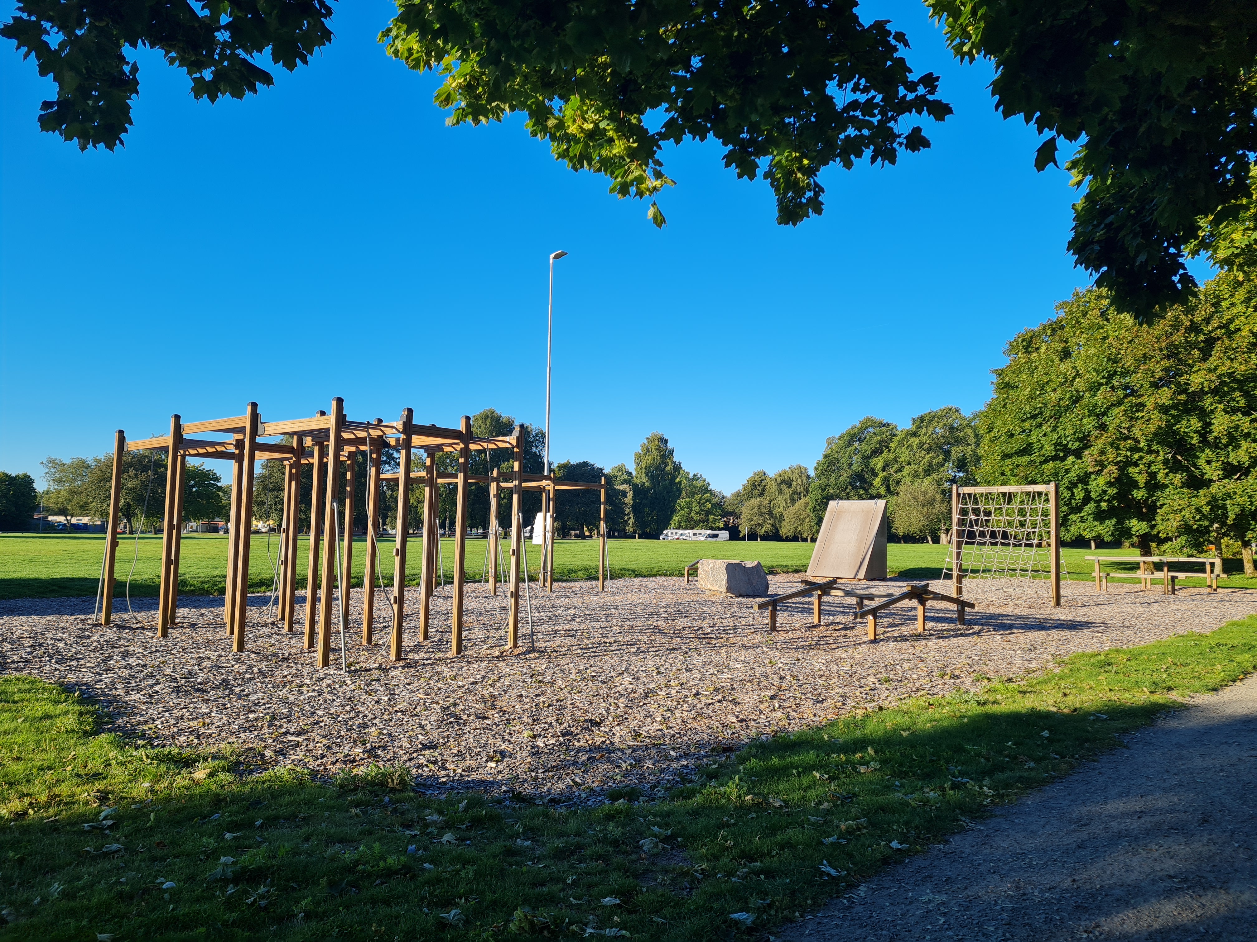 Hinderbanan på Sjövallen utomhus en solig dag 