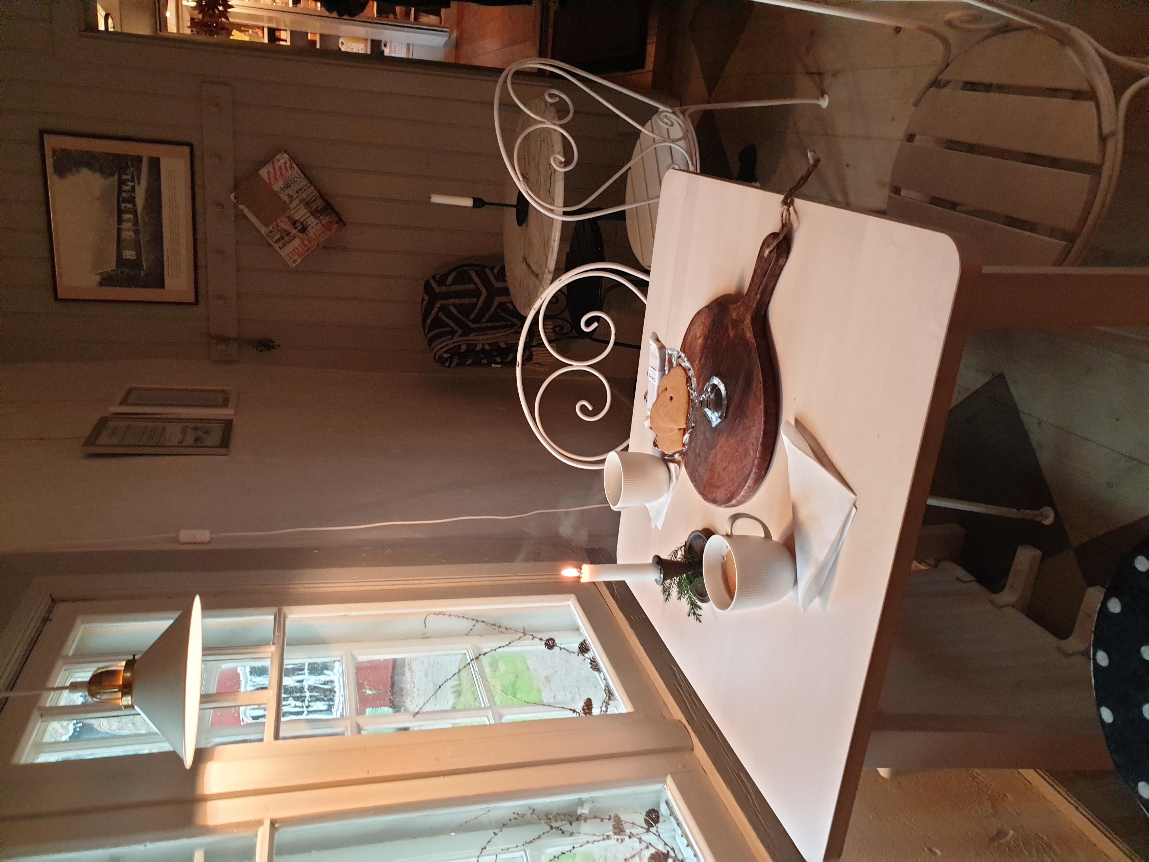 bord med fika uppdukat