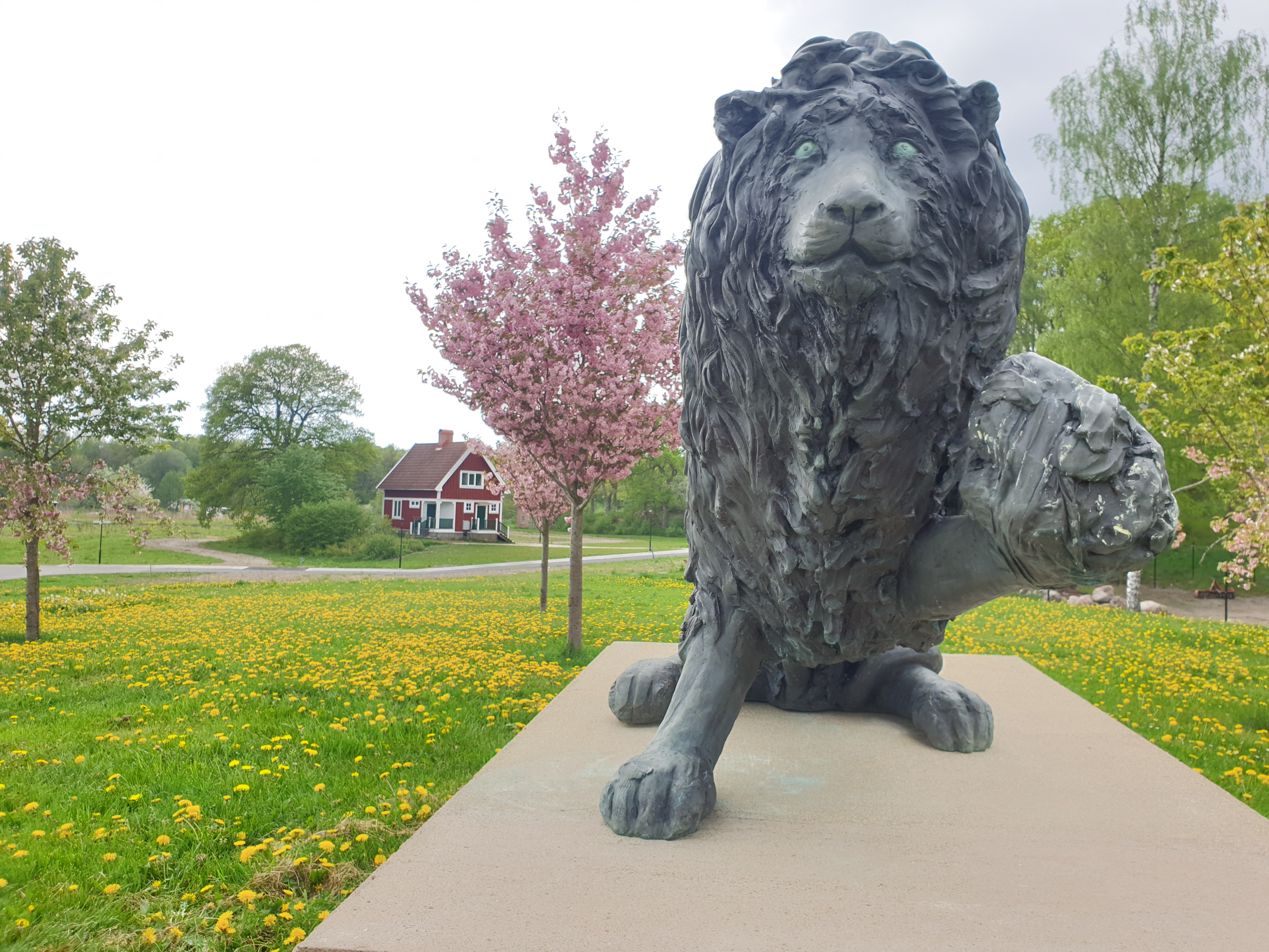 lejonskulptur i skulpturpark