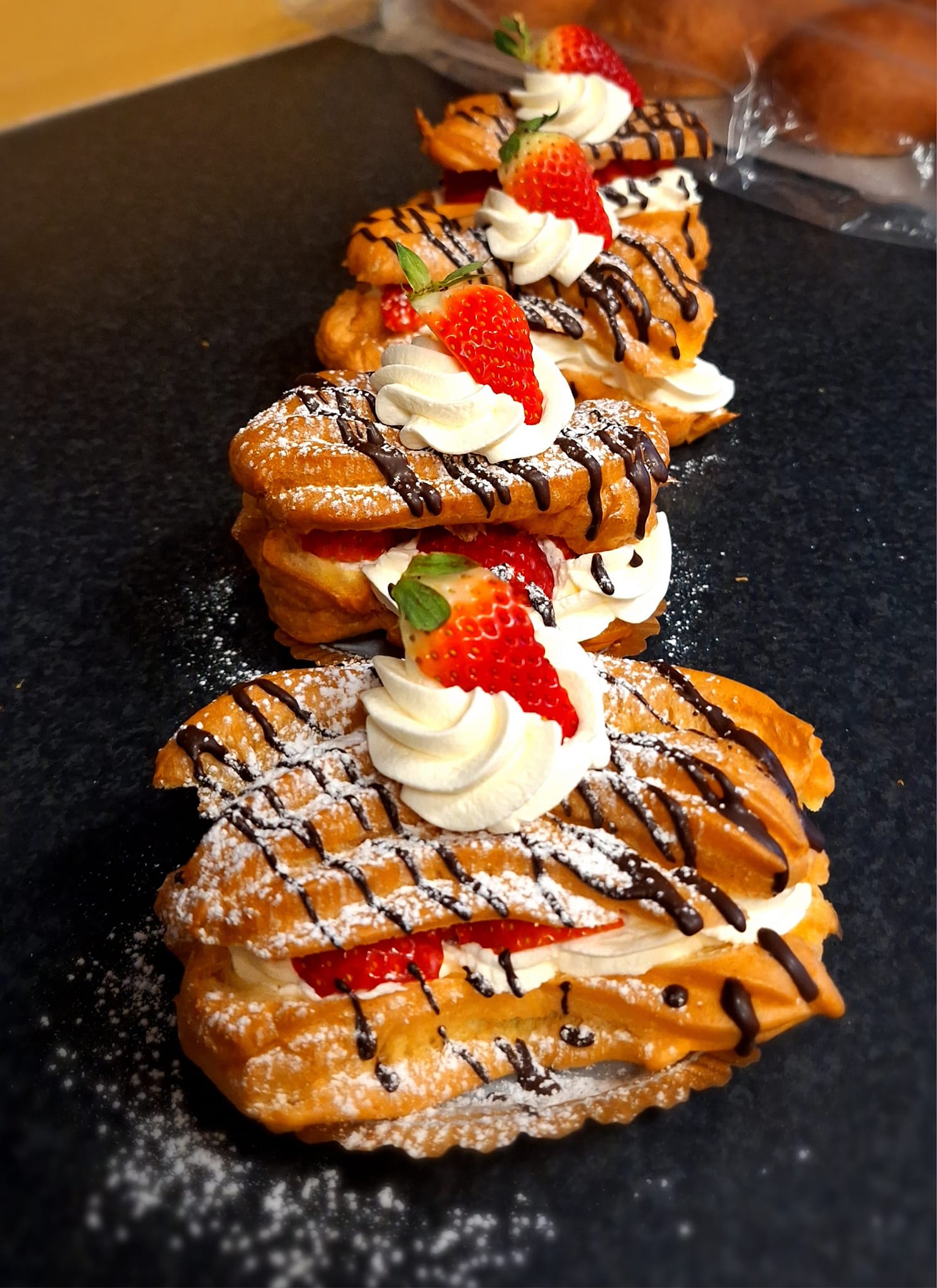 bakelse med choklad och jordgubbe