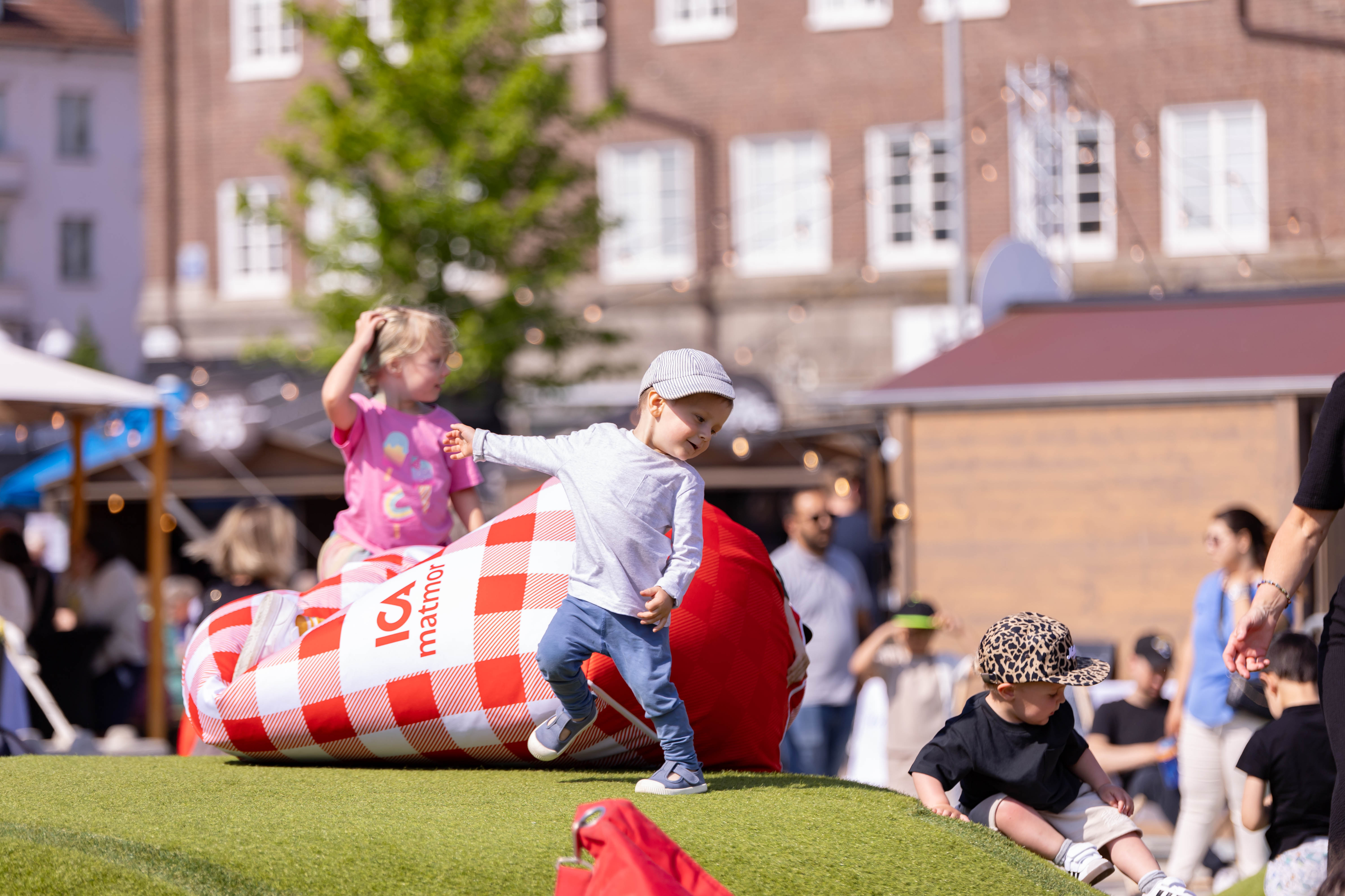 Barn som leker på en gräsmatta