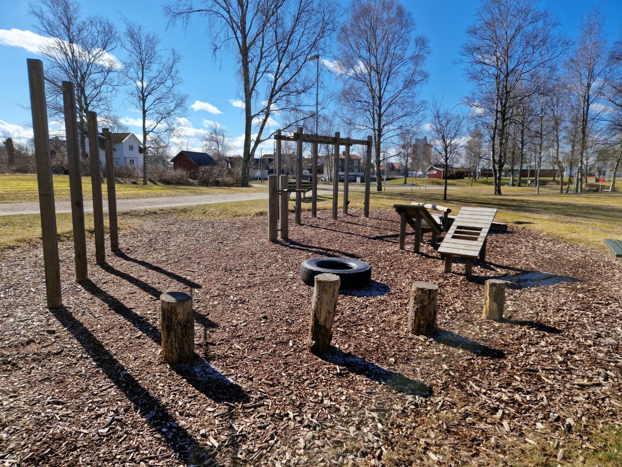 Utomhusgym på gräsmatta en solig dag