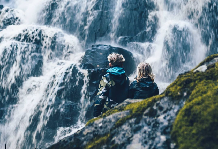 Två personer som tittar på vattenfallet Brudslöjan