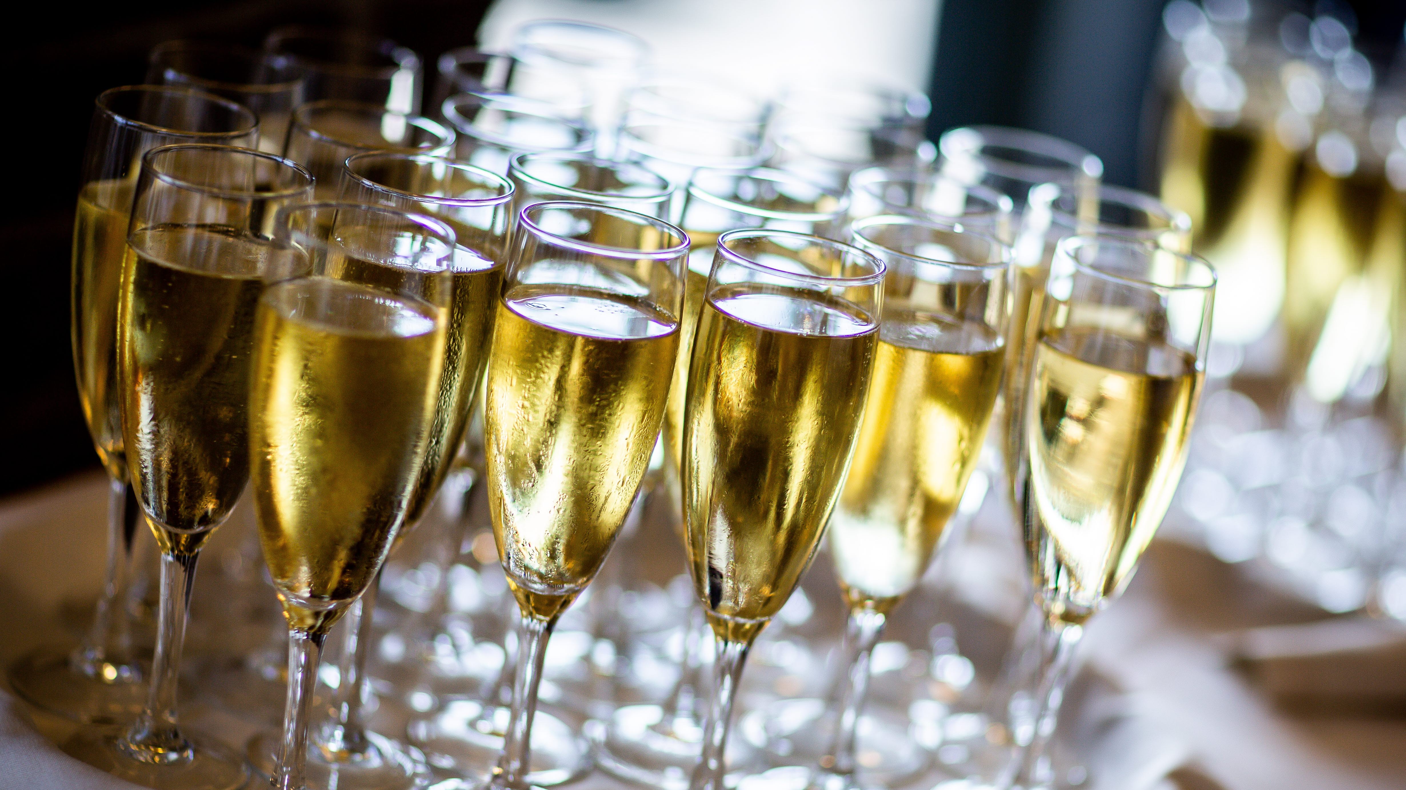 Bricka med champagneglas