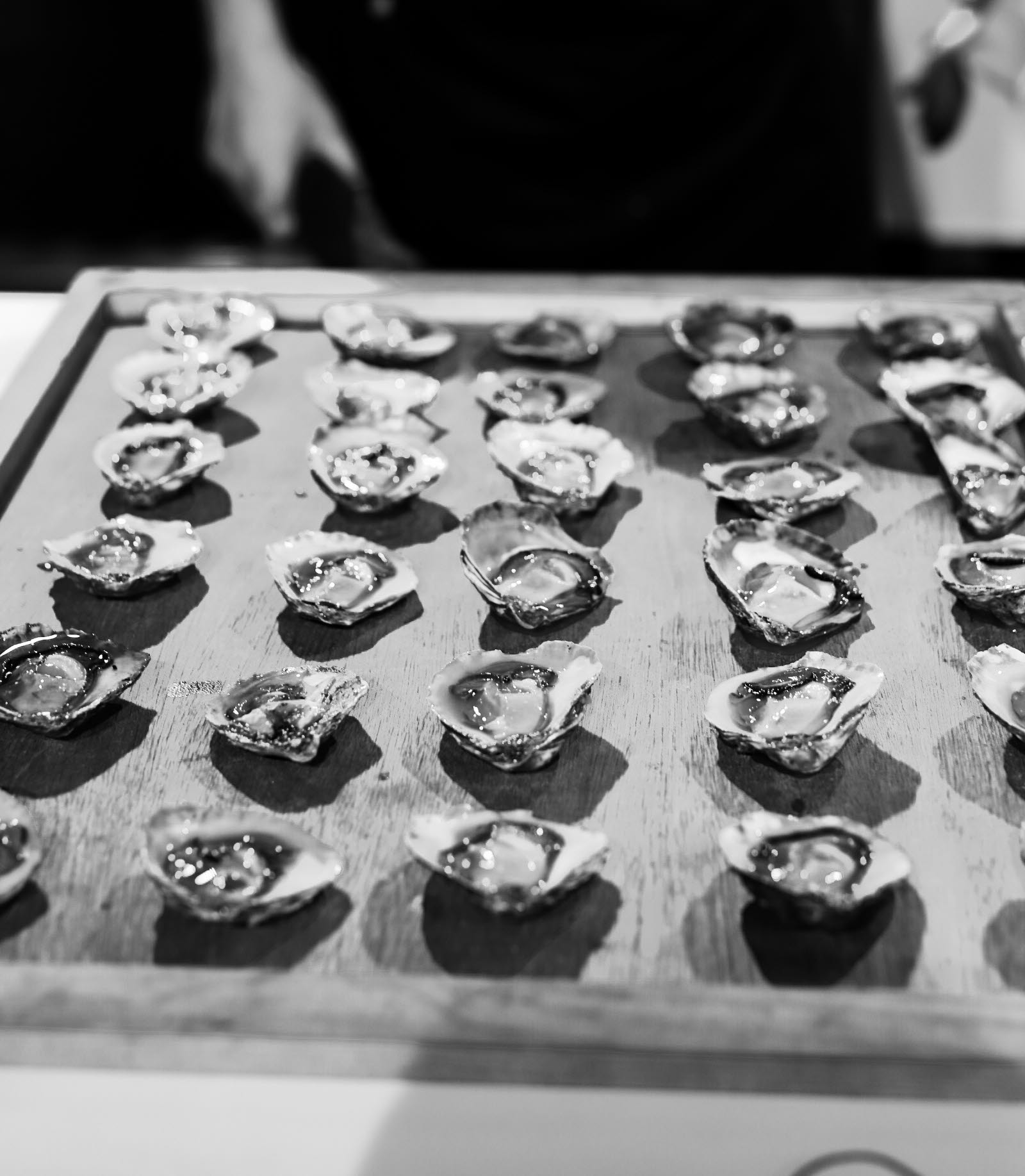 Ostron upplagda på en bricka