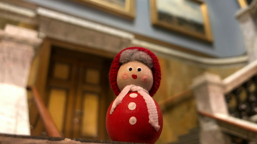 En liten prydnadstomte står i trapphallen på Vänersborgs museum.
