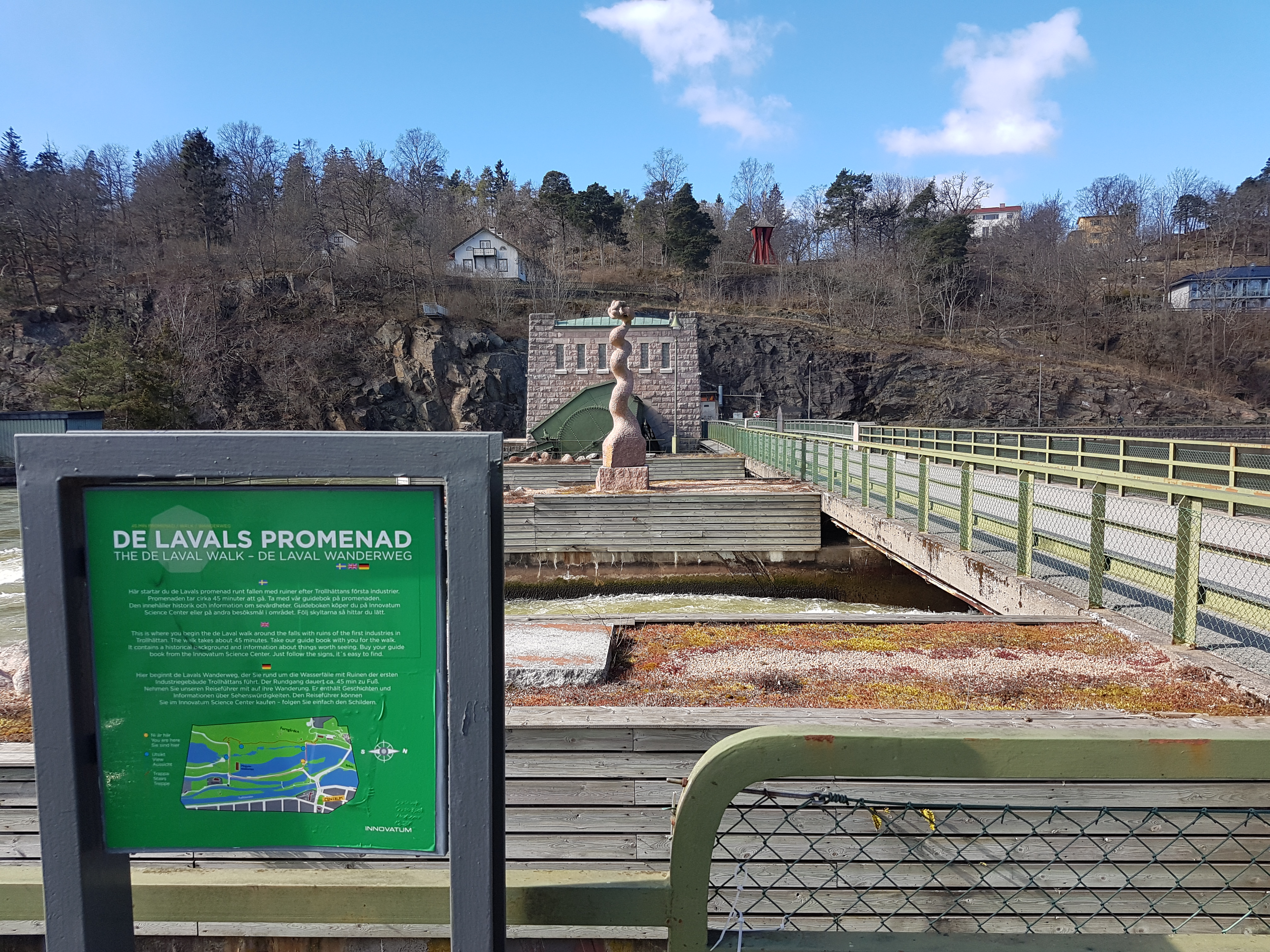Skylt över De Lavals promenad med Strömkarlsbron i bakgrunden