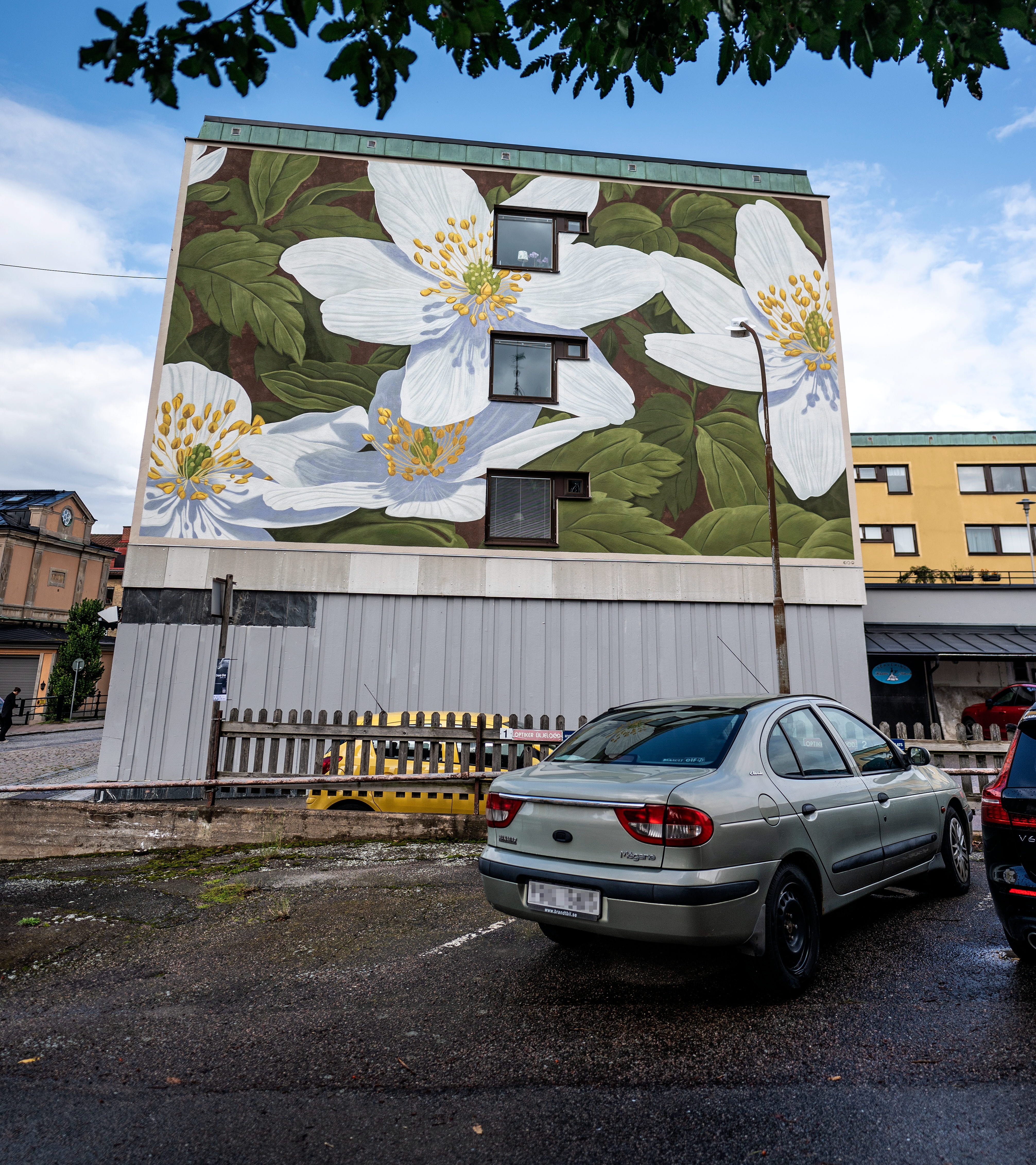 väggmålning på blommor i vänersborg
