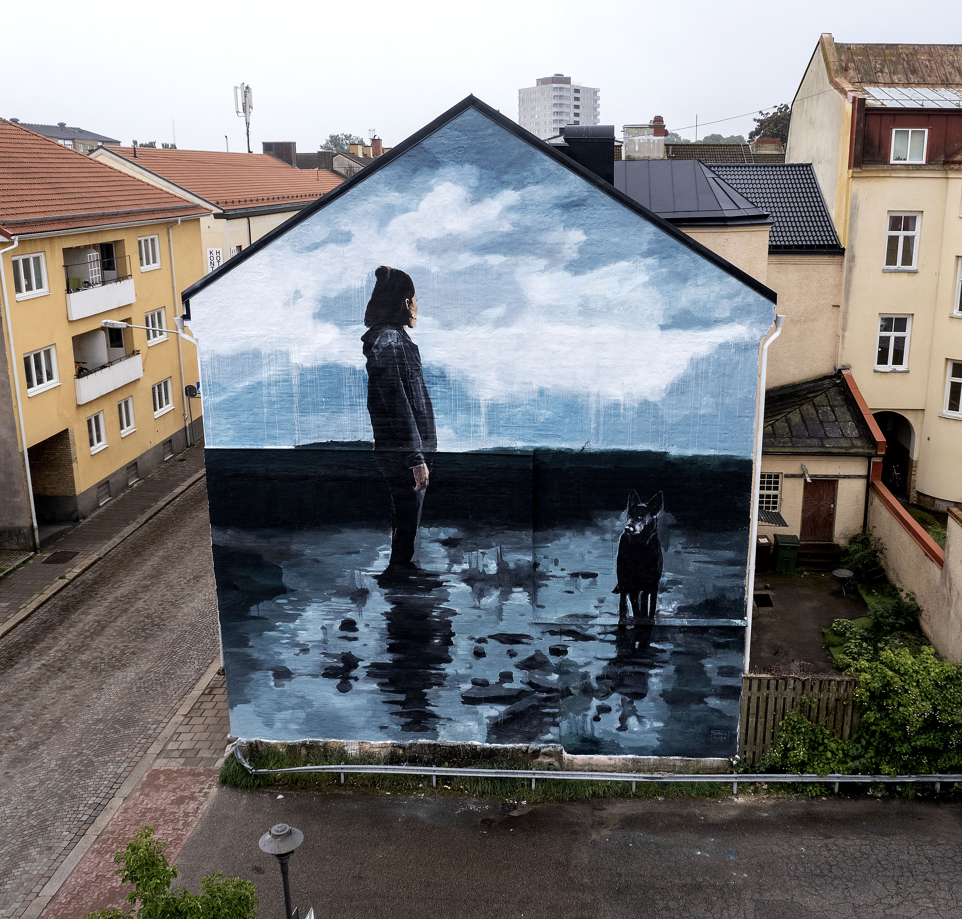 Väggmålning på kvinna och hund i vänersborg