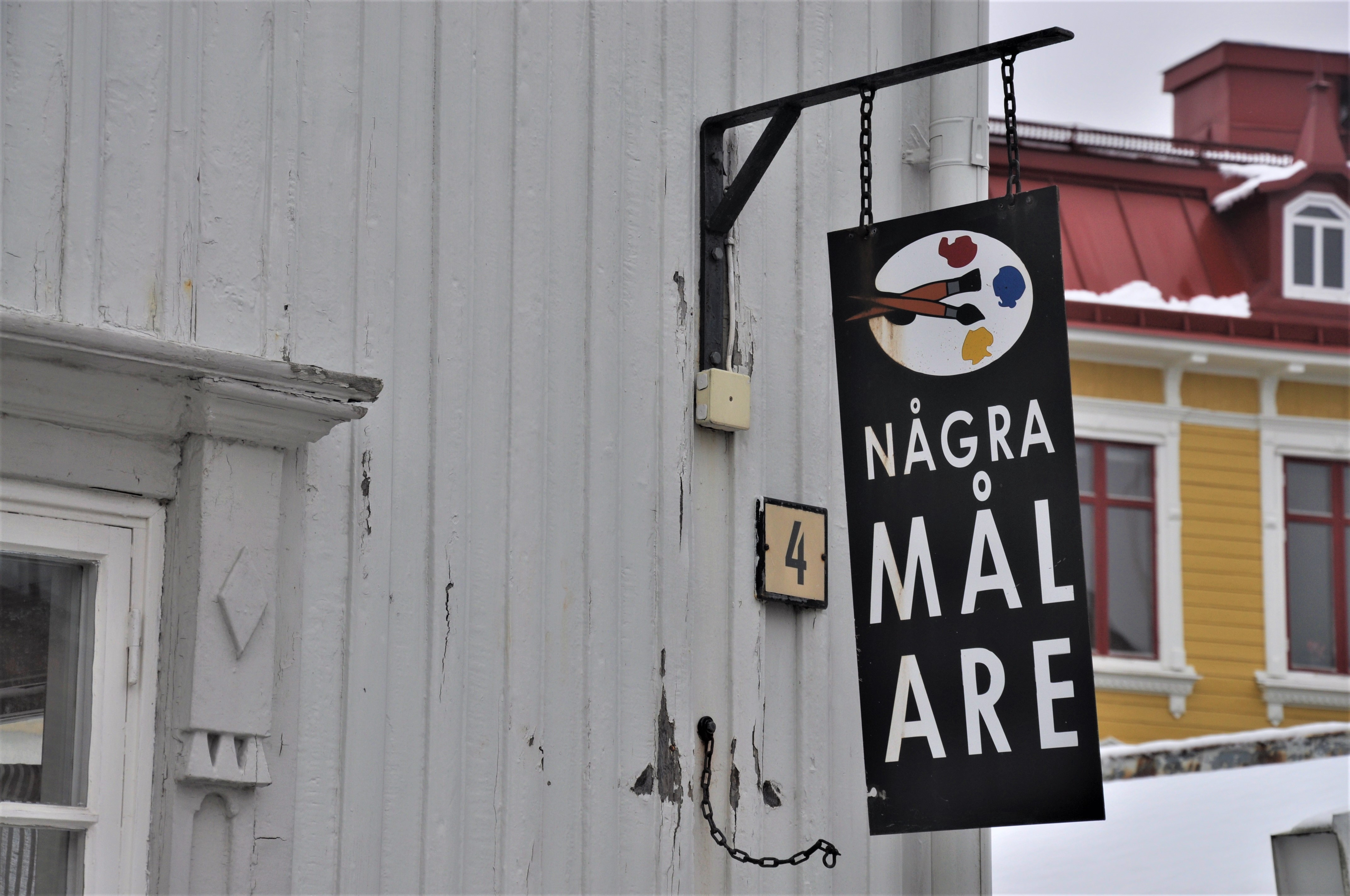 några målares skylt på husvägg