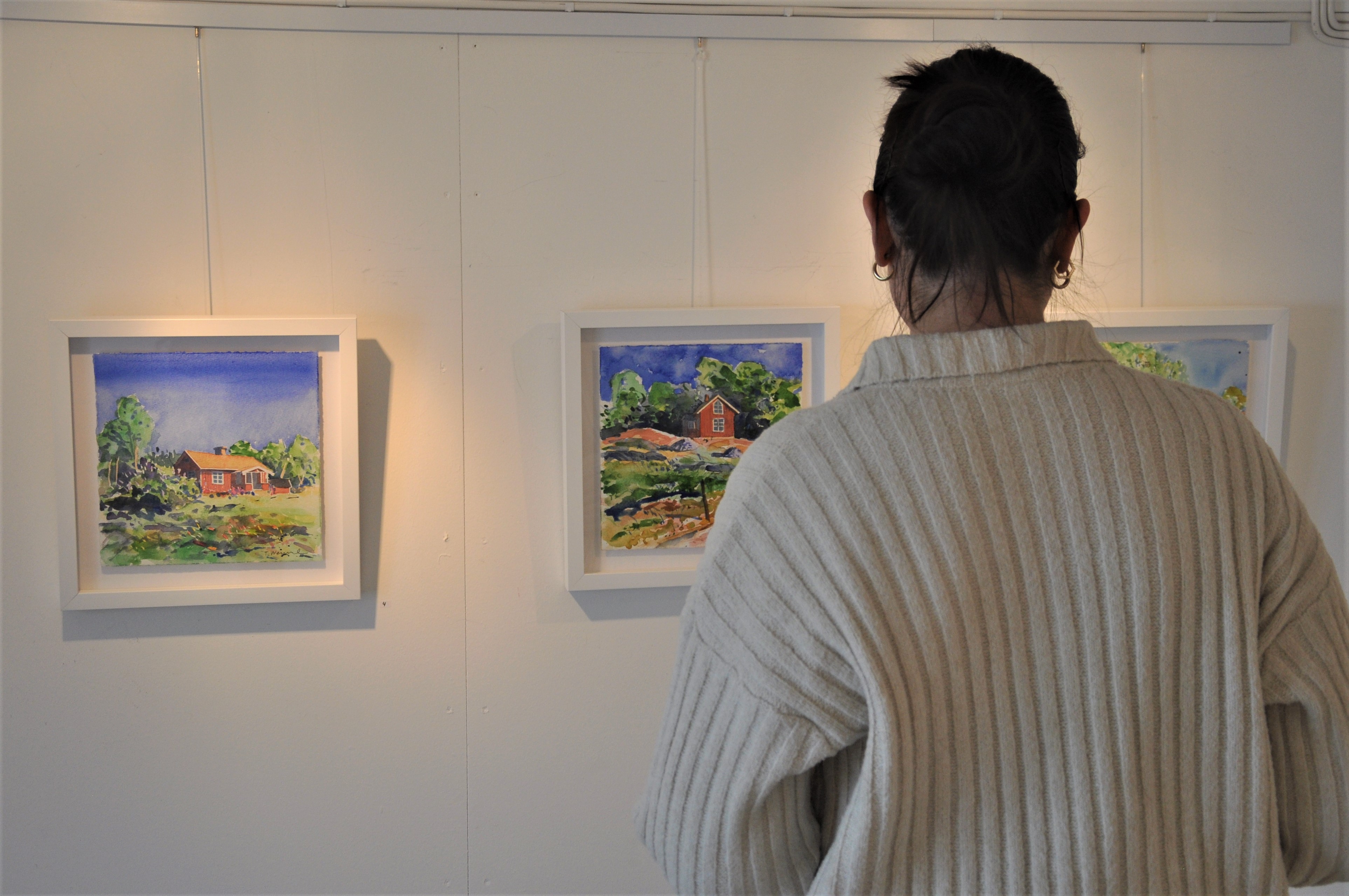 Kvinna ser på konstverk