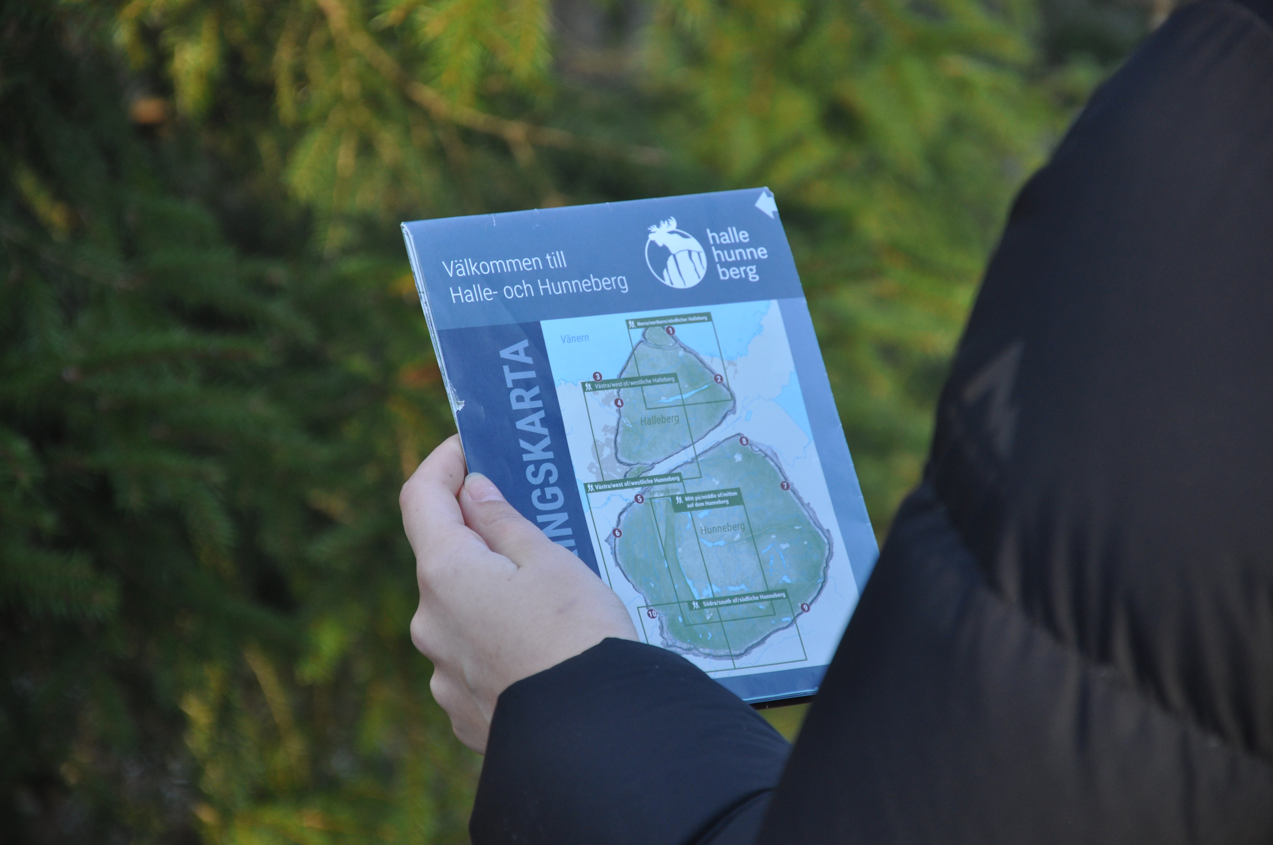 hand som håller i vandringskarta