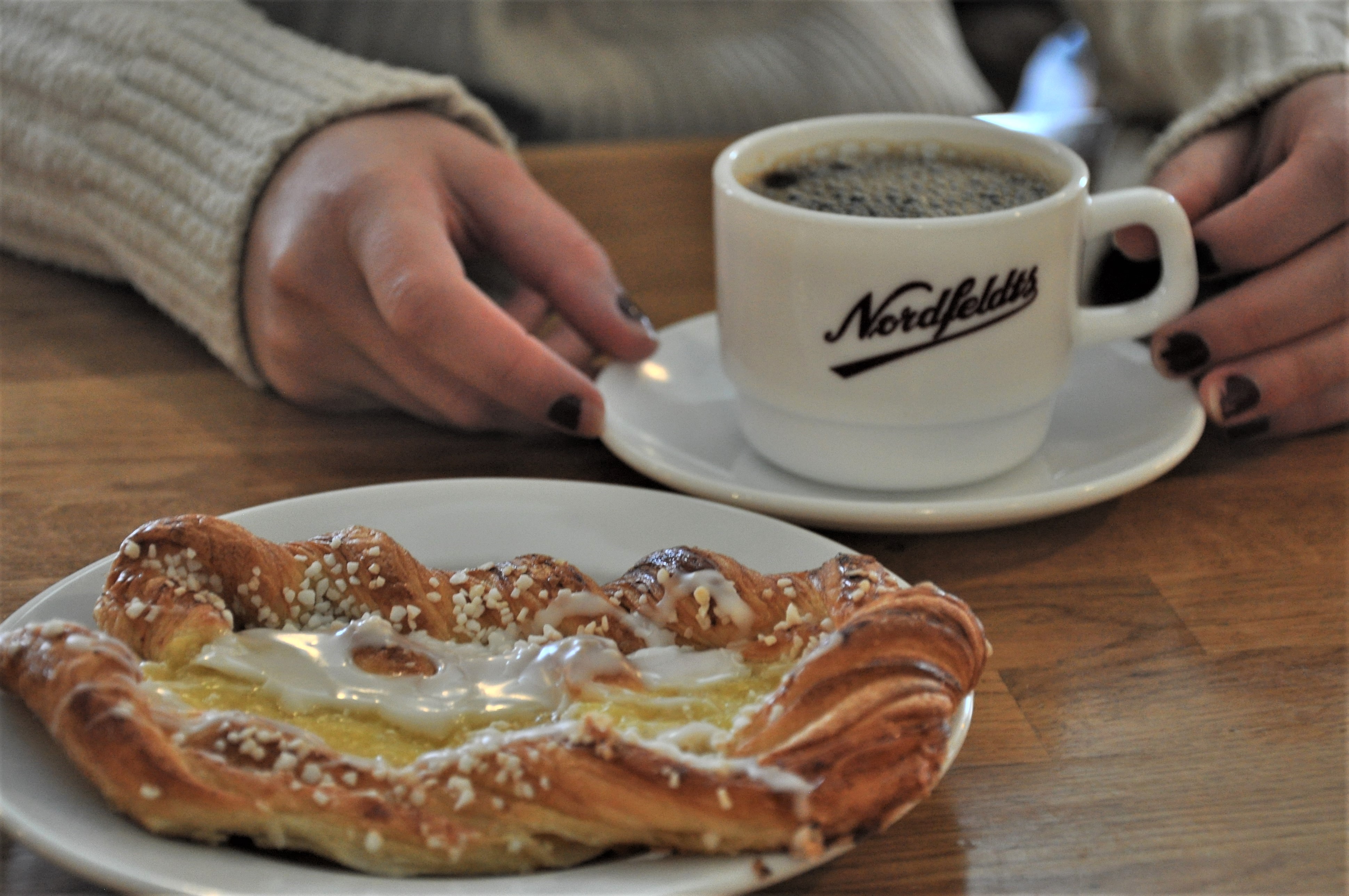 Bakverk och kopp med kaffe