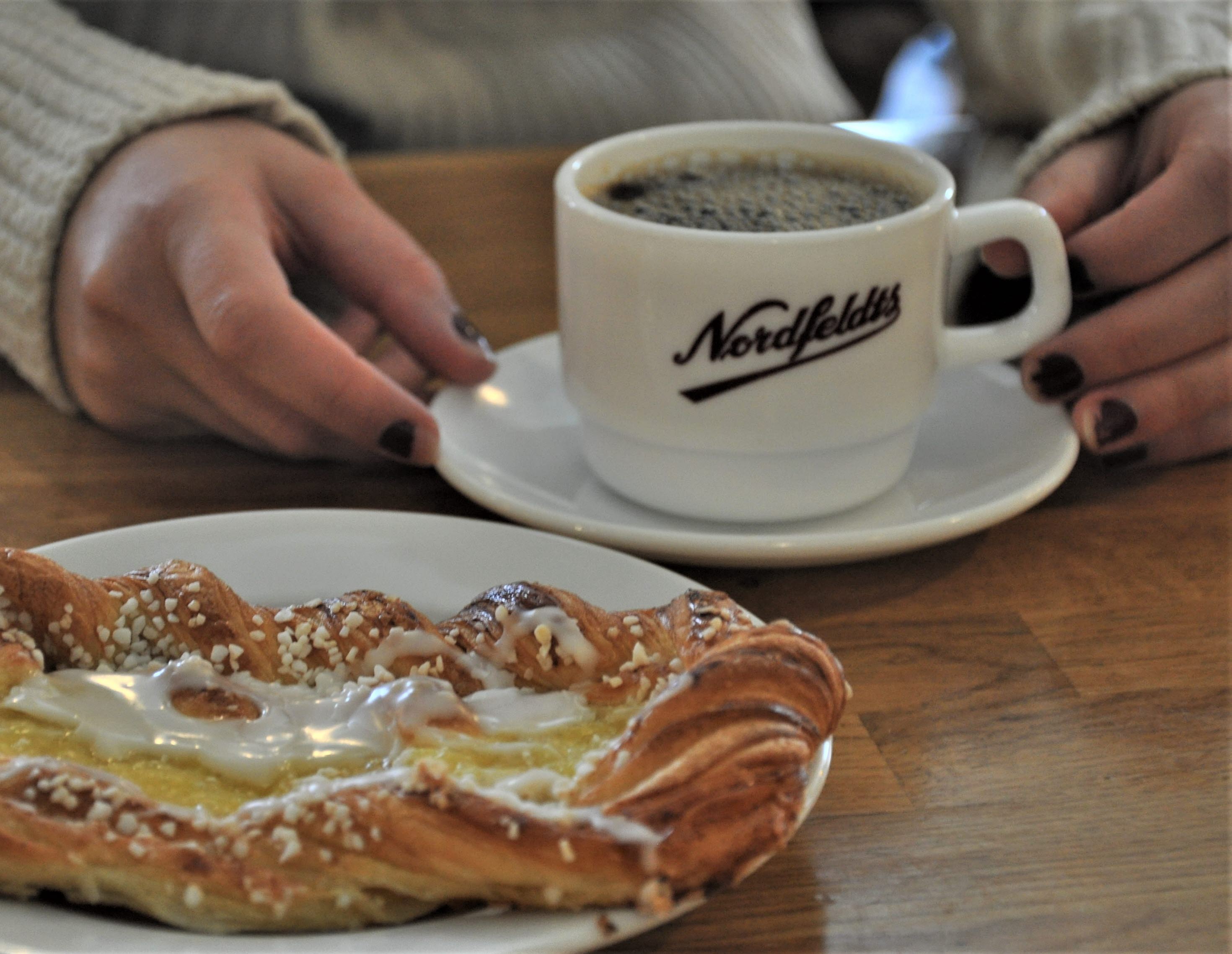 Bakverk och kopp med kaffe