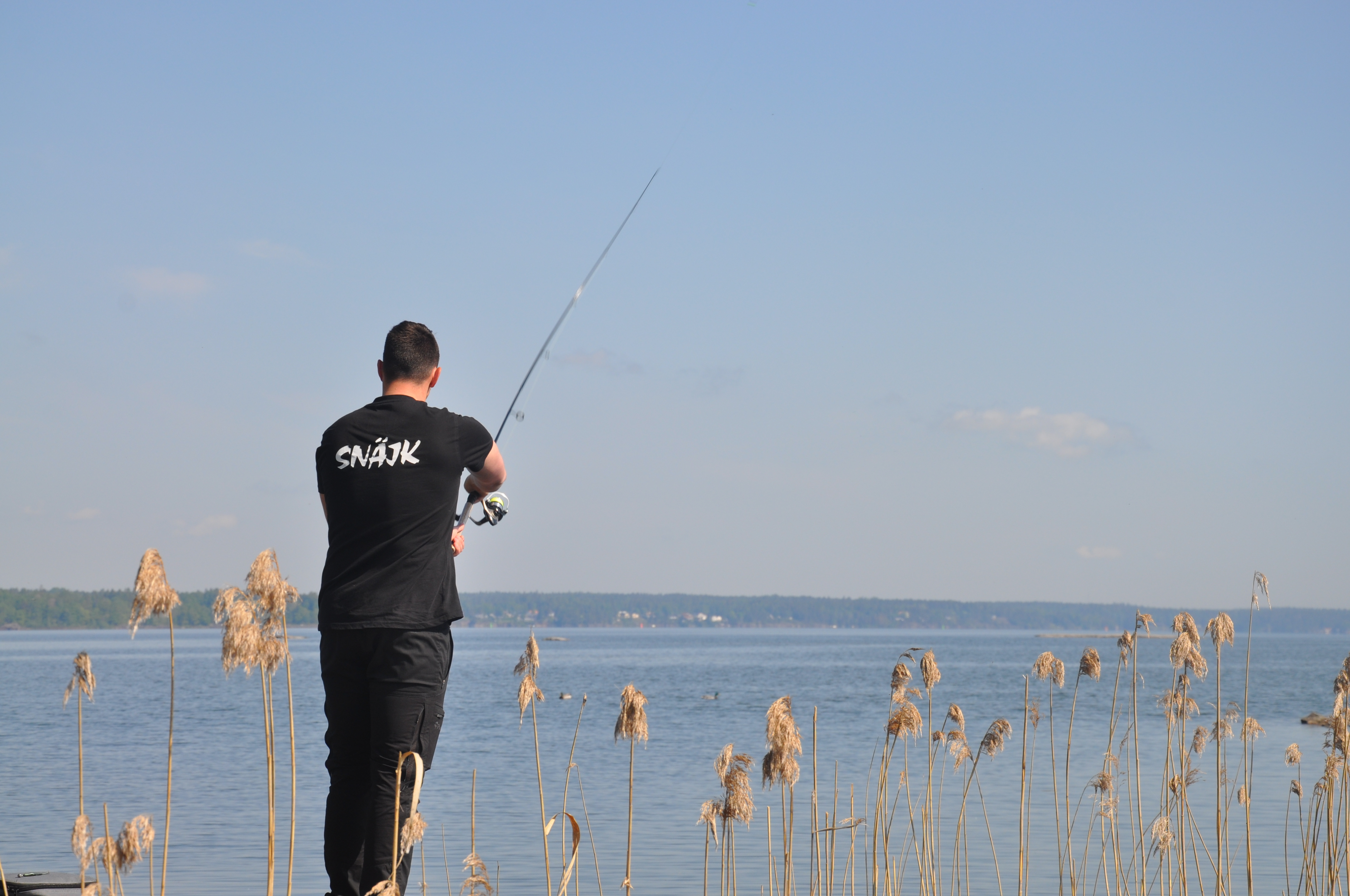 man fiskar från brygga