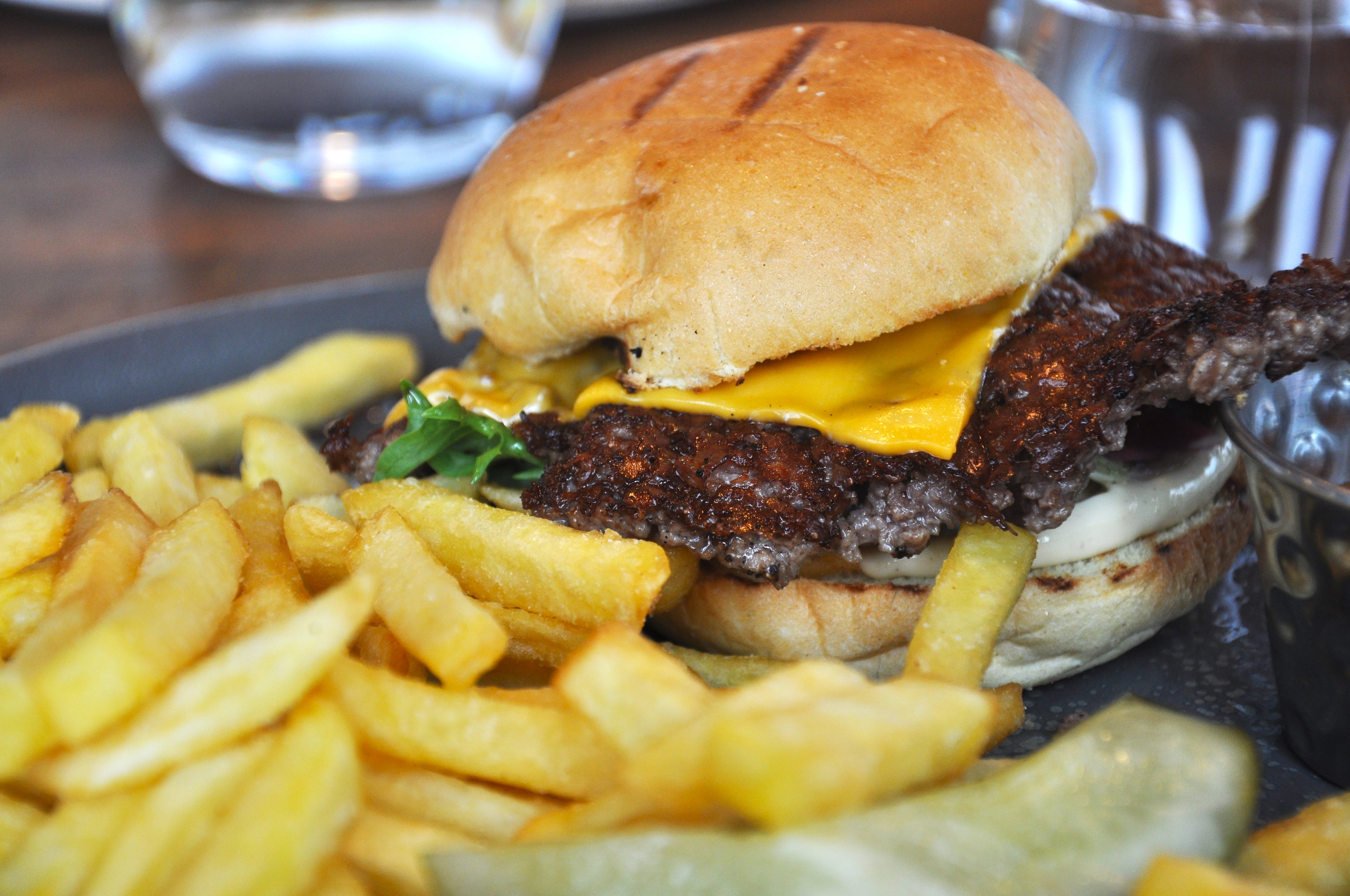 hamburgare med pommes frites