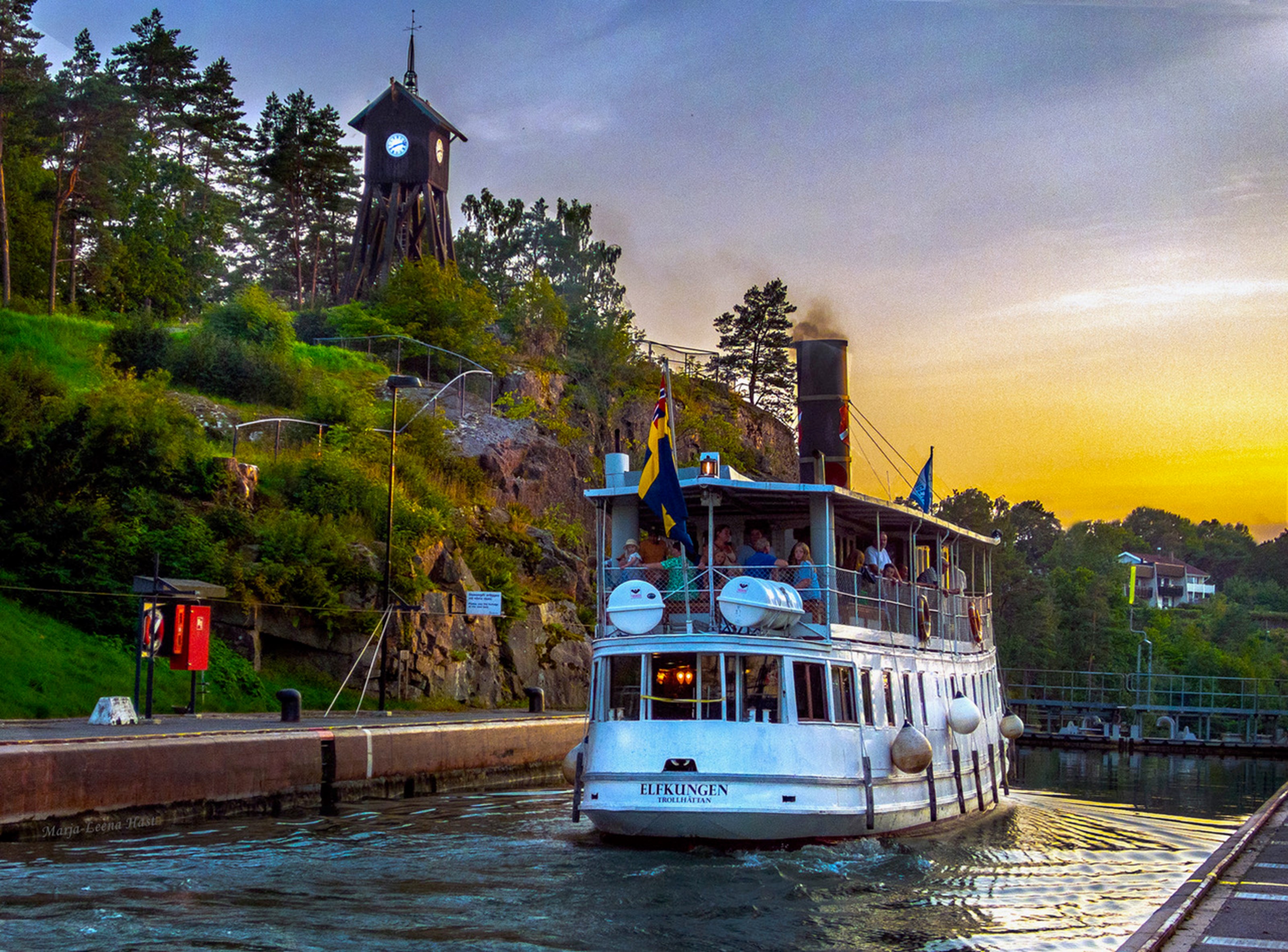 Båten Elfkungen åker i Trollhättans slussar under skymning